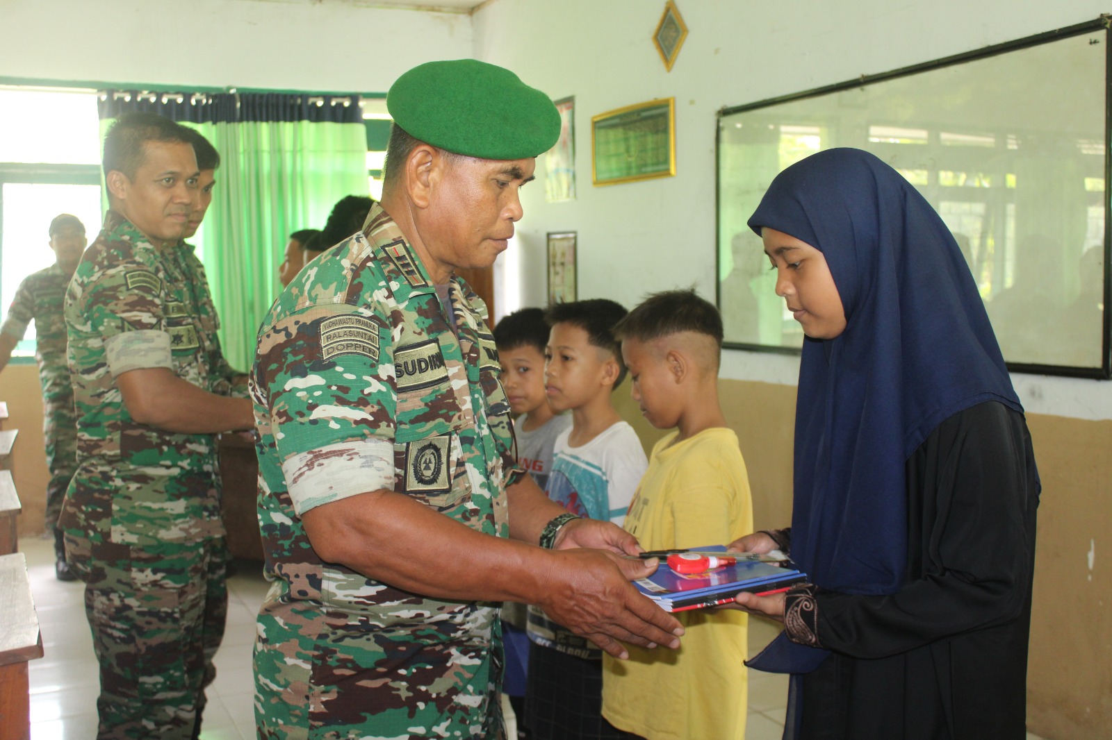 Program Hasanuddin Peduli Anak Sekolah, Berikan Makanan Bergizi, Pembagian Buku Alat Tulis dan Seragam Sekolah Kepada Siswa-Siswi