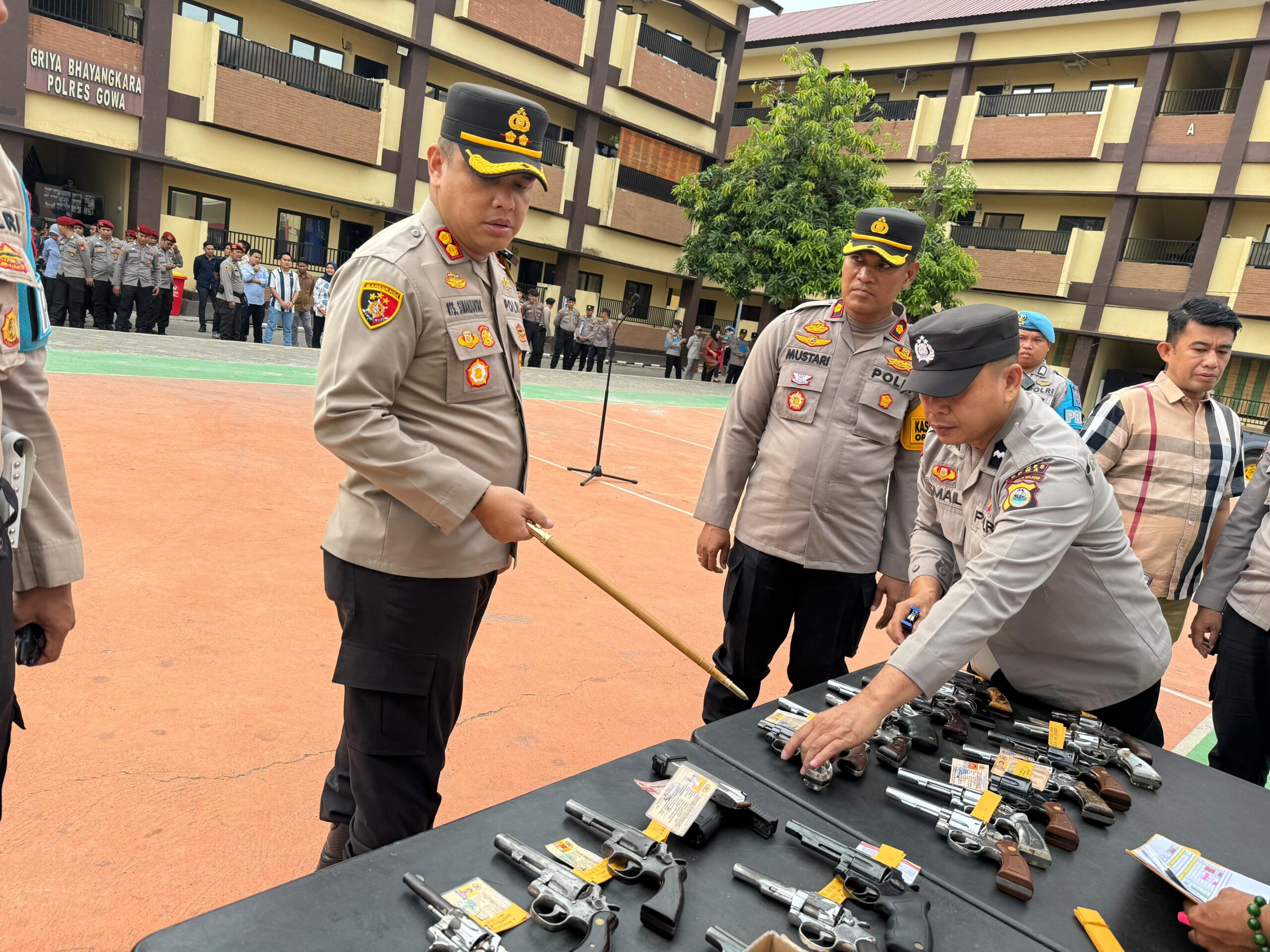 Kapolres Gowa periksa senpi Anggotanya