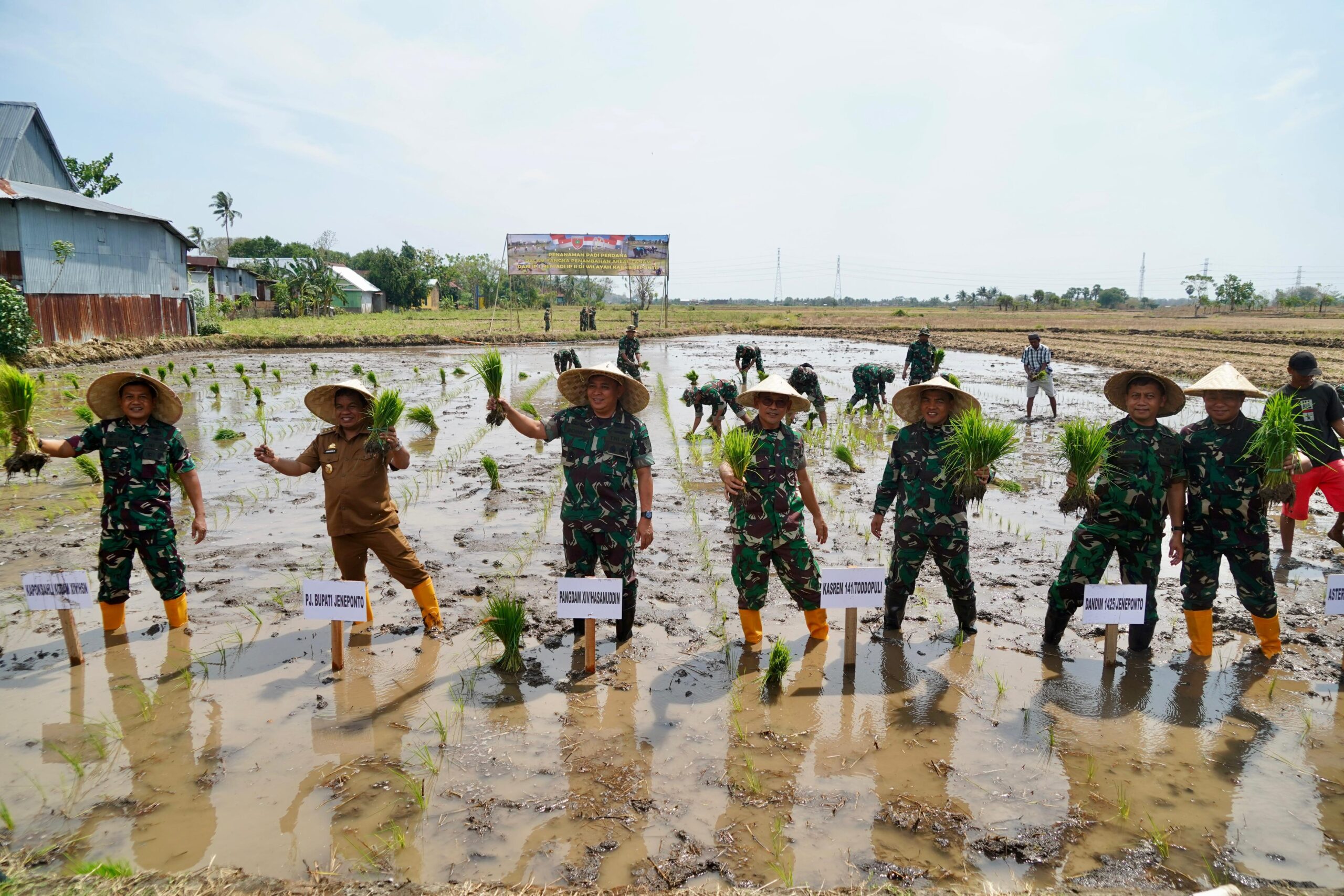 Pangdam XIV/Hsn Melakukan Penanaman Padi Perdana Dalam Rangka Penambahan Area Tanaman dari IP I menjadi IP II