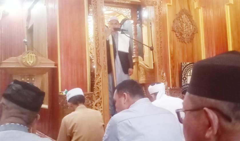 Jamaah Masjid Nurul Azizil Hakim Makan Siang Bersama   “Anugerah terbesar adalah ketika kita memiliki kemampuan dan memperoleh kesempatan untuk berbagi kepada sesama”. ———————————-  Kondisi seperti itulah, setidaknya ditanamkan dibenak  Pasangan Suami-Isteri (Pasutri) yaitu Bpk.DR.H.Andi Zulkifli Atjo, SH, MH dengan Dra.Hj Nurhani Nurdin Tati. Betapa tidak, di sela-sela waktu rehat beraktivitas, mereka memanfaatkan waktu bersilaturrahim dan ngumpul bareng bersama keluarga, kerabat dan handaitaulan, di kampung halamannya Kabupaten Majene Provinsi Sulawisi Barat, tepatnya di Lingkungan Kelurahan Rangas Timur Kecamatan Banggae. Lebih impresif lagi, suasana kebersamaan tampak mengental, saat ratusan warga masyarakat disuguhi beragam kuliner santap siang, usai menunaikan Shalat Jumat berjamaah di Masjid Nurul Azizil Hakim, Jumat 8 Nopember 2024. Kebetulan, lokasi Masjid yang didesain unik menyerupai bangunan Ka’bah (Baitullah) itu, berdiri kokoh dan mentereng di area sebelah kanan rumah pribadi Haji Zulkifli. Masjid Nurul Azizil Hakim tersebut, hanya dibatasi dengan pagar besi sehingga memudahkan akses komunikasi diantara lara jamaah untuk saling berkumpul. Intinya, nuansa silaturahmi makan siang bareng ini, sarat kebersamaan dan penuh kekeluargaan. Maraknya orang-orang berkumpul di Rangas, tiada lain karena Pasutri Haji Zul dan Hajjah Nur, sosoknya sangat merakyat, Tawadhu, Religius dan dermawan, tanpa membeda-bedakan tingkat strata sosial ditengah masyarakat. Untuk diketahui, berdirinya Masjid Nurul Azizil Hakim tidak lepas dari inisiasi dan gagasan Haji Zulkifli Atjo. Juga, mewujudkan inspirasi, obsesi dan Nawaitunya sejak kecil, Huntuk membangun sebuah rumah ibadah yang strategis dan refresentatif. Selain itu, Masjid ini berdiri karena diilhami dan atas  Izin Sang Maha Pencipta, Allah SWT, untuk memperbanyak Amal Jariyah. Seperti pesan Nabi SAW bahwa ‘barang siapa membangun Masjid karena Allah, walaupun hanya selubang tempat burung bertelur atau lebih kecil maka Allah bangunkan baginya (rumah) seperti itu pula di Surga.( HR : Ibnu Majah). Di penghununh tahun 2024 ini, momen pulang kampung di tanah kelahirannya Kabupaten Majene, Sang Isteri Hj.Nurhany N Zulkifli, juga akan menghelarmt acara Barazanji pada malam hari. Esok harinya, Sabtu 9 Nopember kembali mengadakan perayaan Maulid Nabi Muhammad SAW 1446 H, di Masjid Nurul Azizil Hakim.(arditahir)