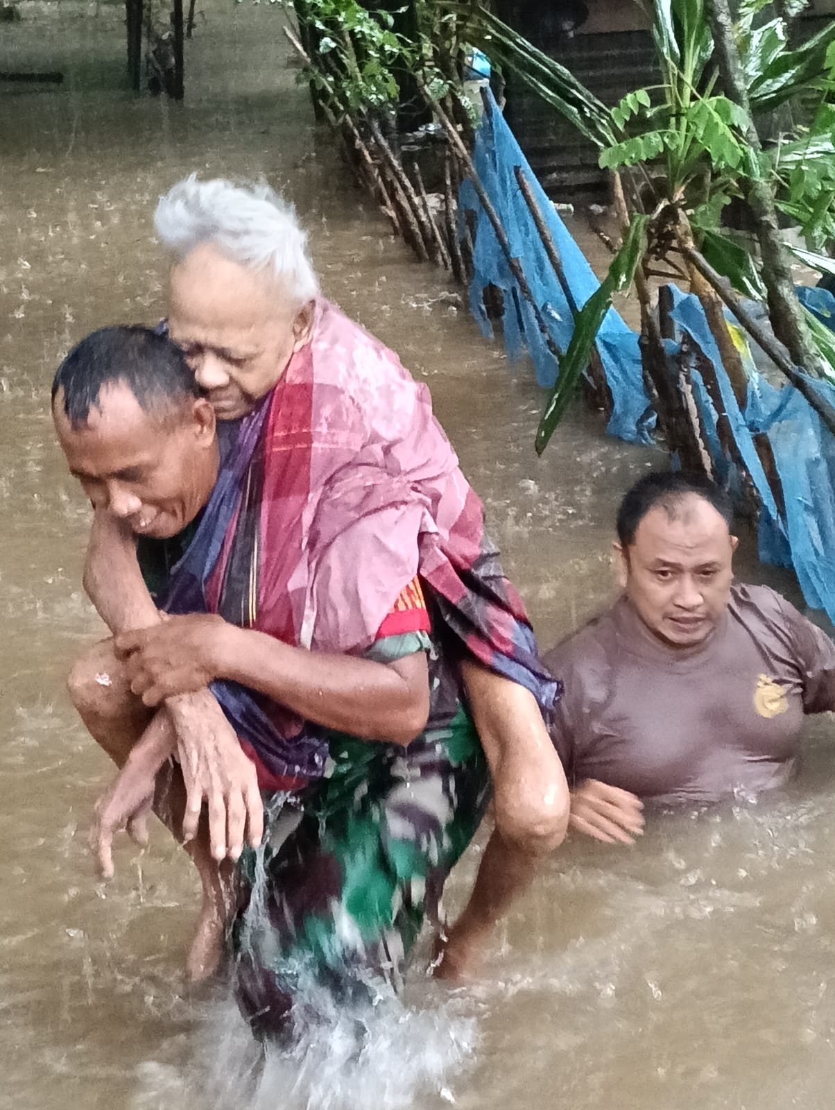 Jajaran Kodam XIV/Hsn di Wilayah Sulsel Berikan Bantuan kepada Korban Banjir