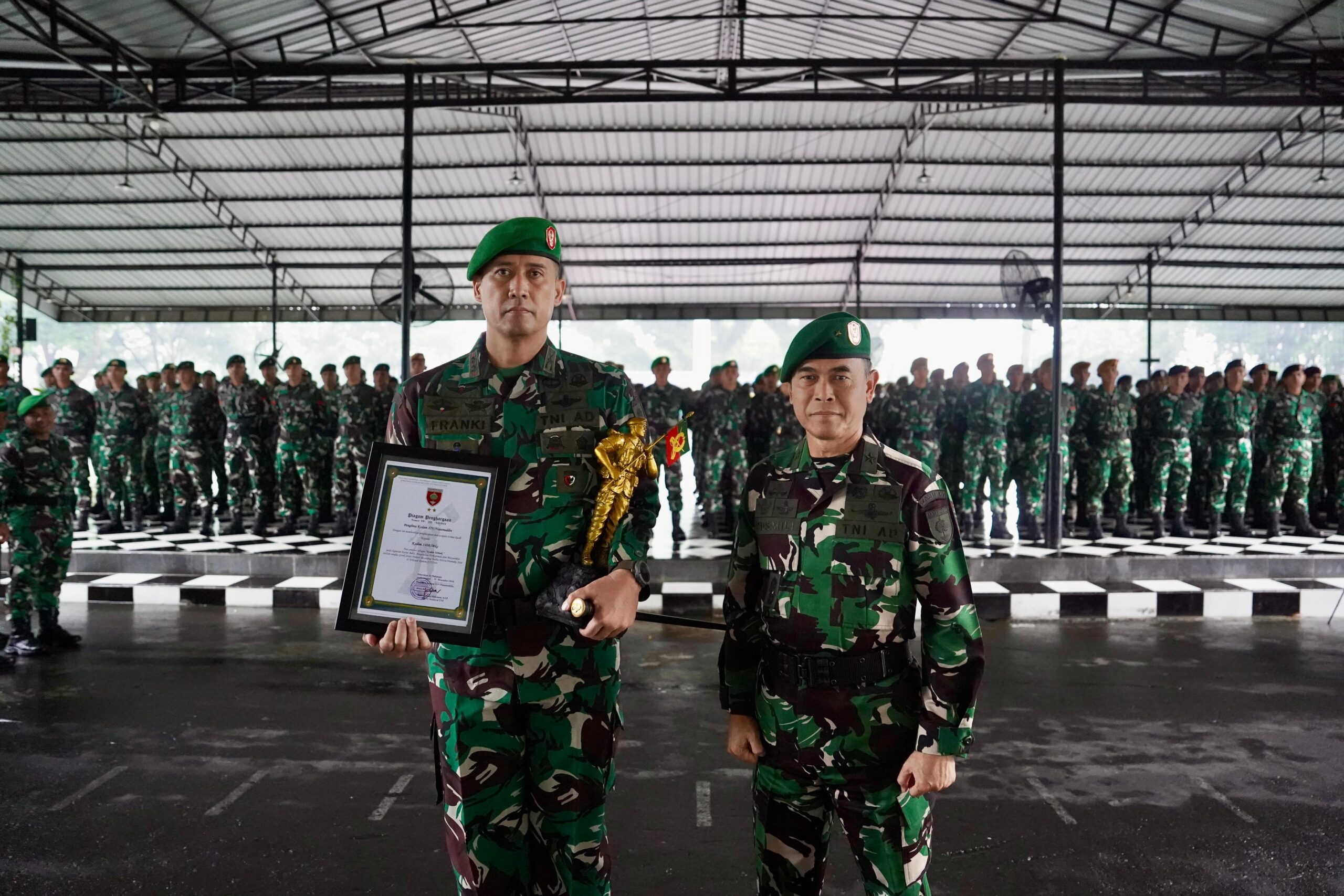 Kasdam XIV/Hsn Serahkan Piala dan Penghargaan kepada Para Juara Lomba Peleton Beranting YWPJ