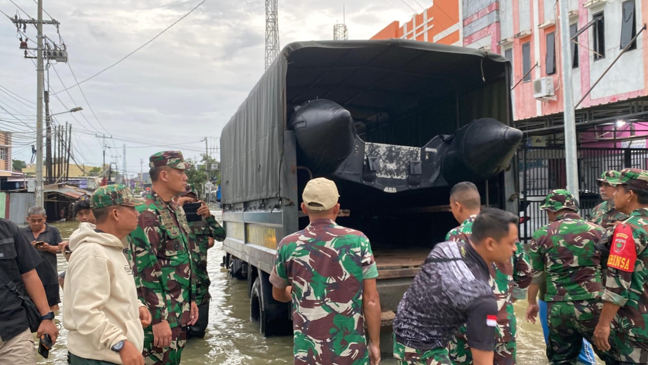 Kodim 1408/Makassar Salurkan Bantuan Sosial Untuk Korban Banjir di Biringkanaya