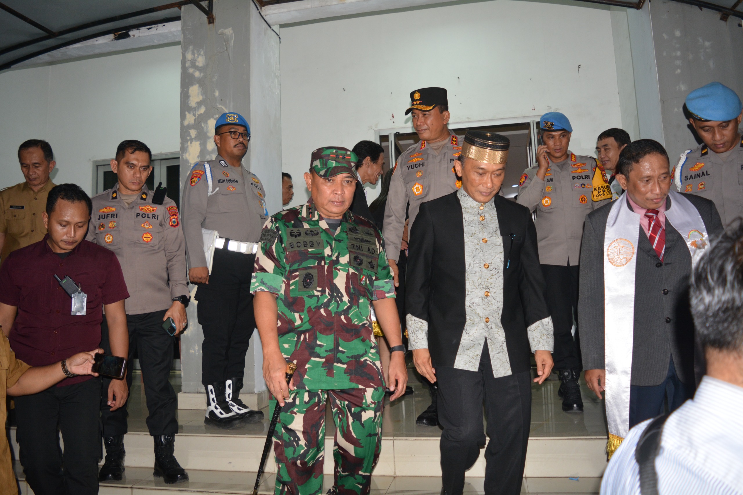 Pangdam XIV/Hsn dan Forkopimda Sulsel Pantau Malam Perayaan Natal 2024 di Kota Makassar