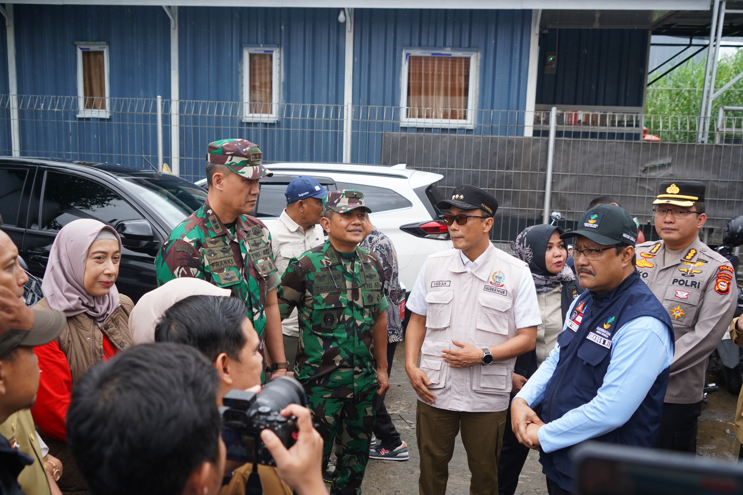 Kapoksahli Pangdam XIV/Hsn Dampingi Mensos Tinjau Pengungsian Korban Banjir di Makassar