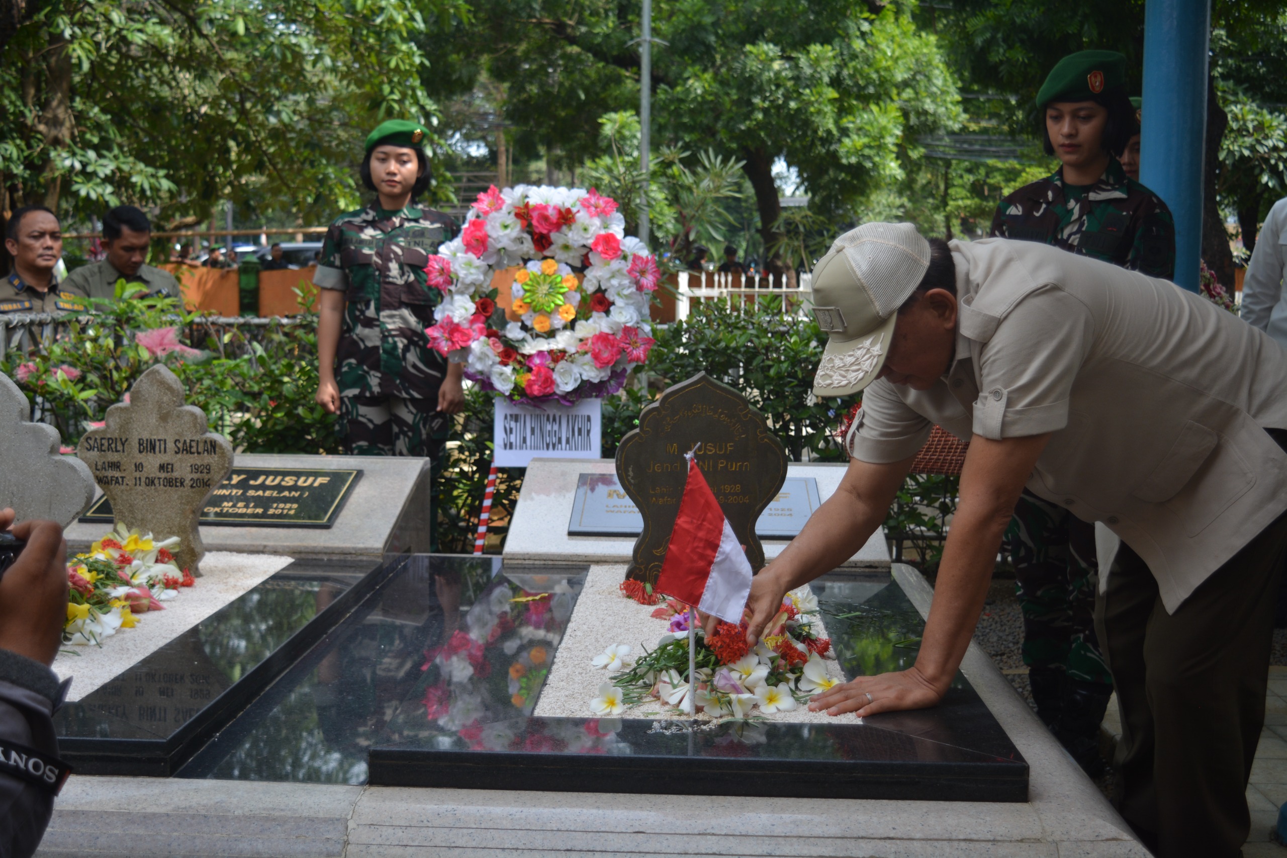 Mayjen TNI Bobby Bersama Kasdam XIV/Hsn Mendampingi Menhan RI Ziarah di Makam Jenderal M. Yusuf
