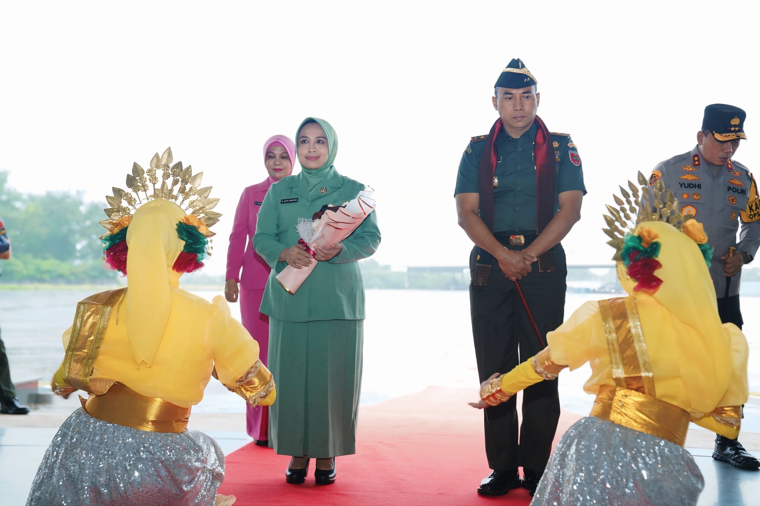 Resmi Menjabat Pangdam XIV/Hsn, Mayjen Windiyatno Tiba di Kota Makassar, Disambut Adat Bugis-Makassar
