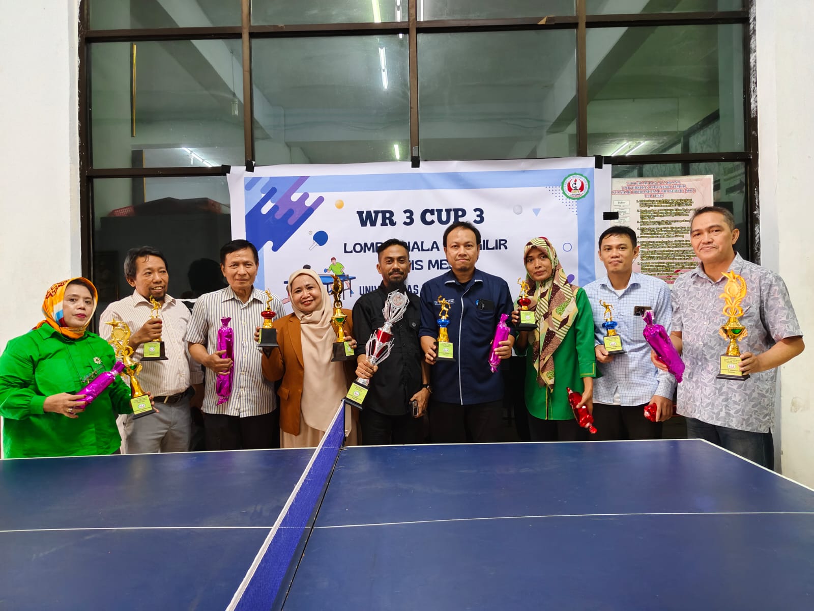 Wakil Rektor III UIT Serahkan piala kepada Pemenang Lomba Tenis Meja