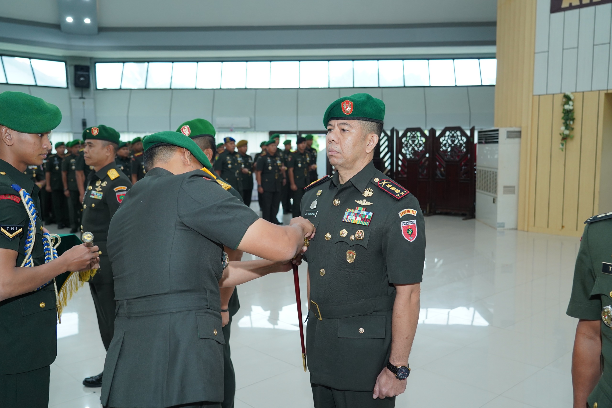 Pangdam XIV/Hsn Pimpin Serah Terima Jabatan Tiga Pejabat di Lingkungan Kodam XIV/Hsn