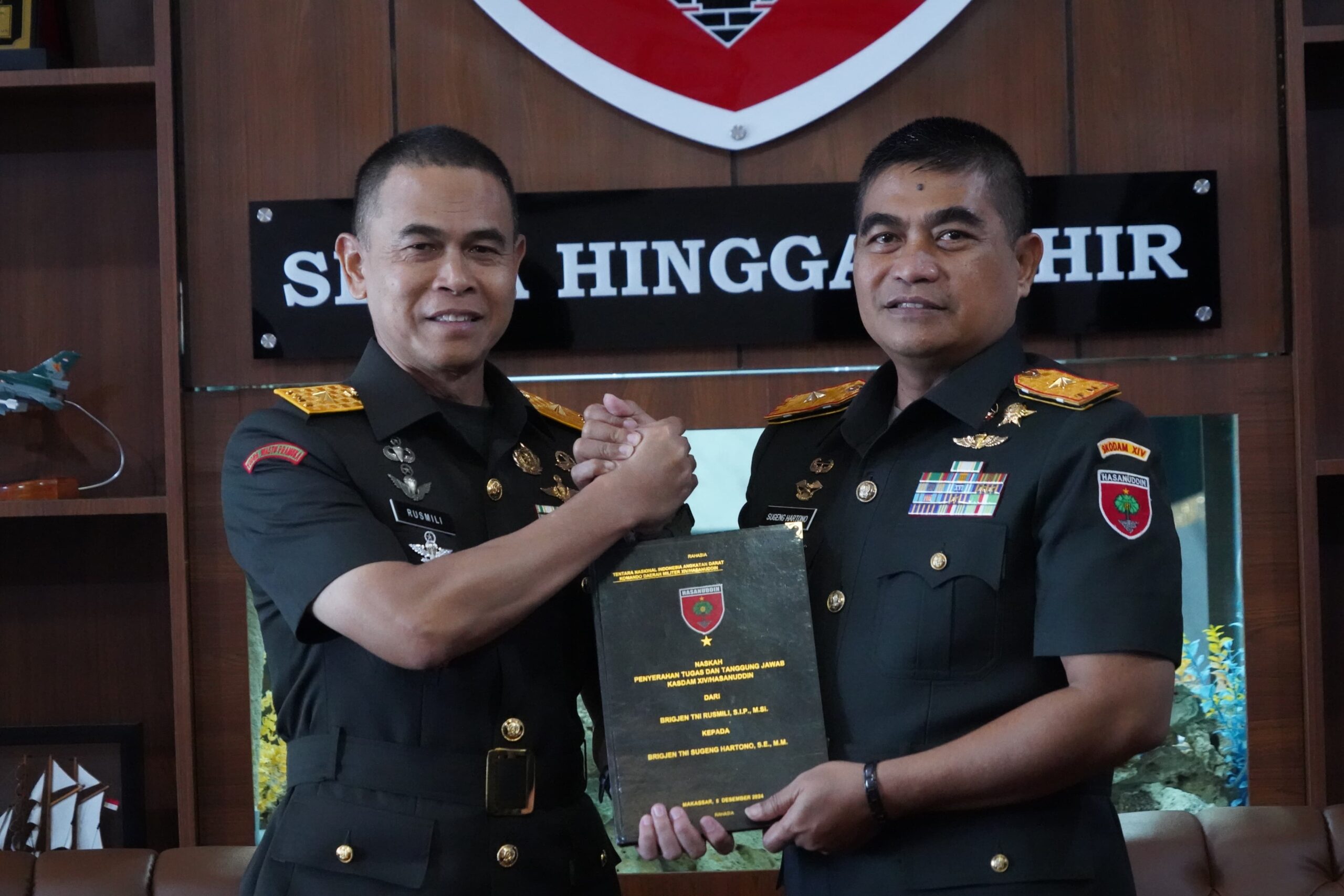 Brigjen TNI Rusmili Serahkan Risalah Jabatan Kasdam XIV/Hsn kepada Brigjen TNI Sugeng Hartono