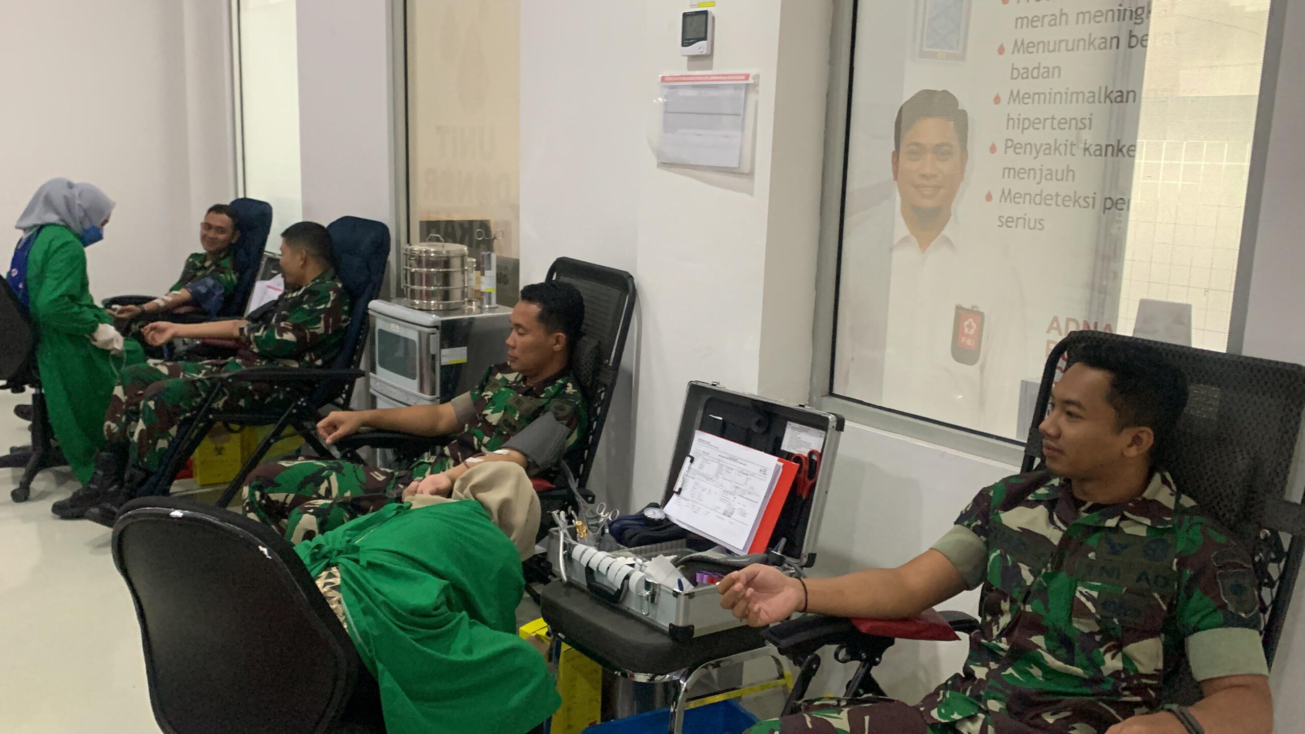 Rangkaian HUT ke-74 Penerangan Angkatan Darat: Pendam XIV/Hsn Gelar Donor Darah dan Anjangsana