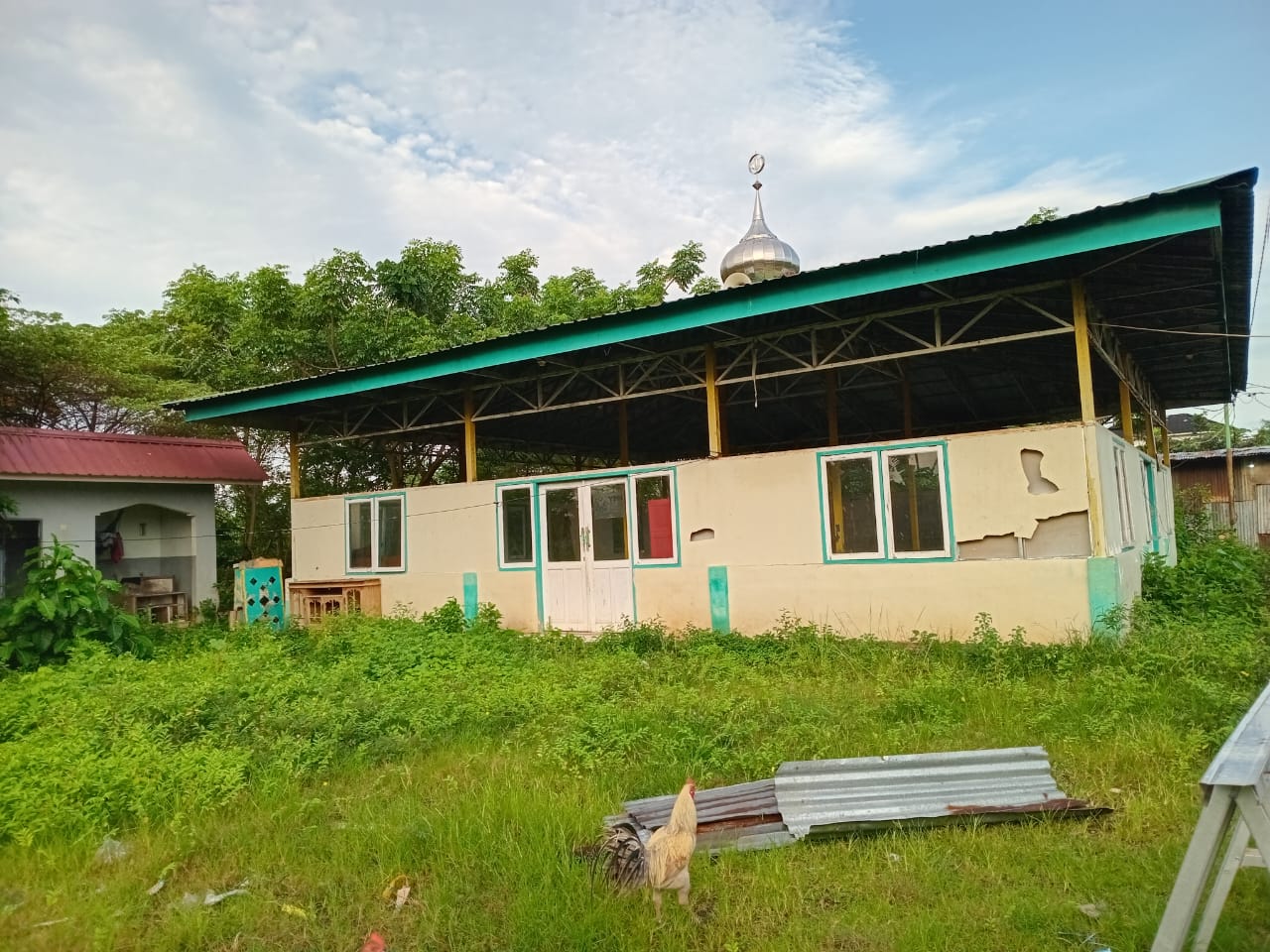 Ada masjid di kota Makassar sudah 4 tahun tidak di pakai lagi atau di tutup karena tidak ada yang mengelolanya
