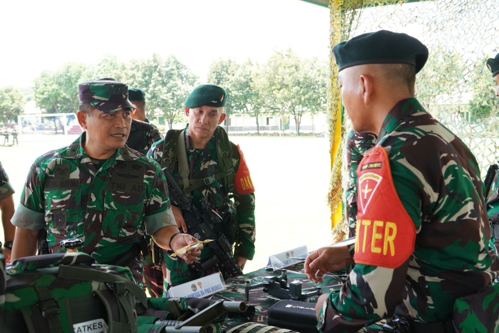 Kasdam XIV/Hsn Pimpin Riksiapops Kodam XIV/Hsn Satgas Kosektor Barat Brigif 11/BS dan Satgas Pamtas RI-PNG Mobile Yonif 700/WYC