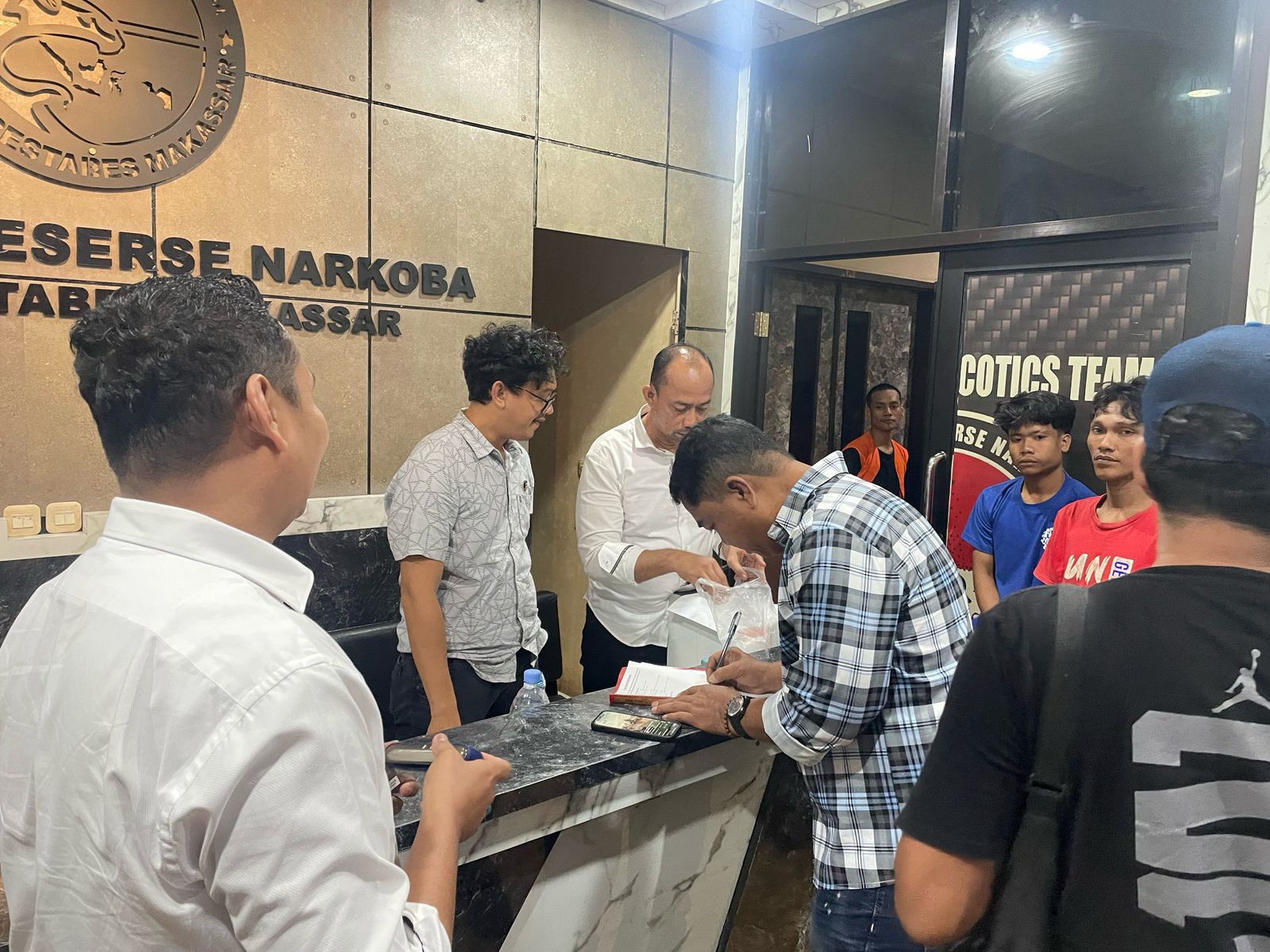 Tim Satgas Narkoba Deninteldam XIV/Hsn Serahkan Tiga Tersangka Penyalahgunaan Narkoba kepada Polrestabes Makassar