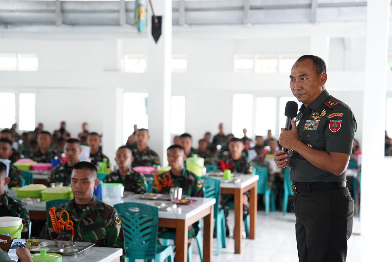 Pangdam XIV/Hsn Makan Siang Bersama Siswa Dikmaba PK TNI AD Gel. II TA. 2024