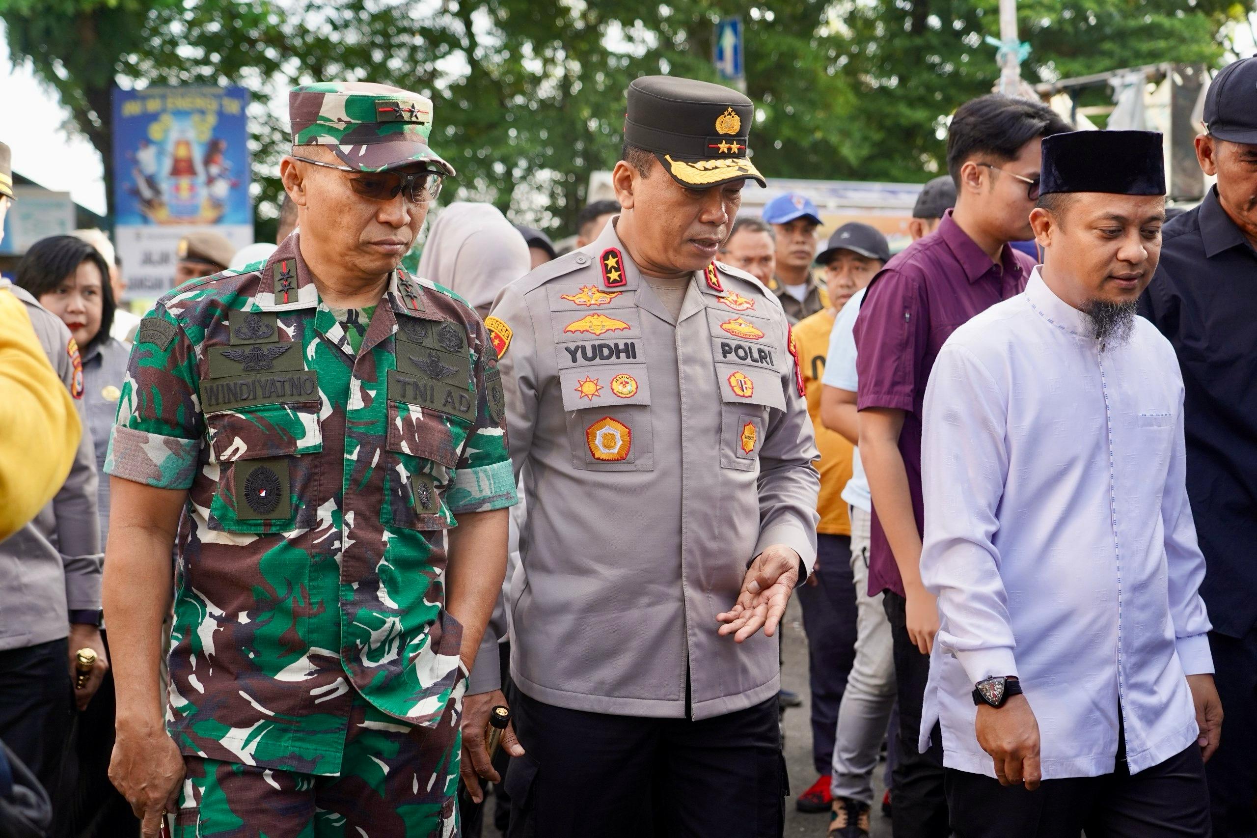 Pastikan Stabilitas Pangan, Pangdam XIV/Hsn Bersama Forkopimda Sulsel Kunjungi Pasar dan Gudang Bulog