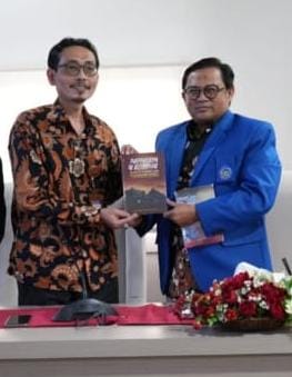 Plh Rektor Unismuh Makassar Prof Dr Andis Serahkan Buku Karya Pappaseng ri Elompugi pada Kepala Balai Bahasa Sulsel
