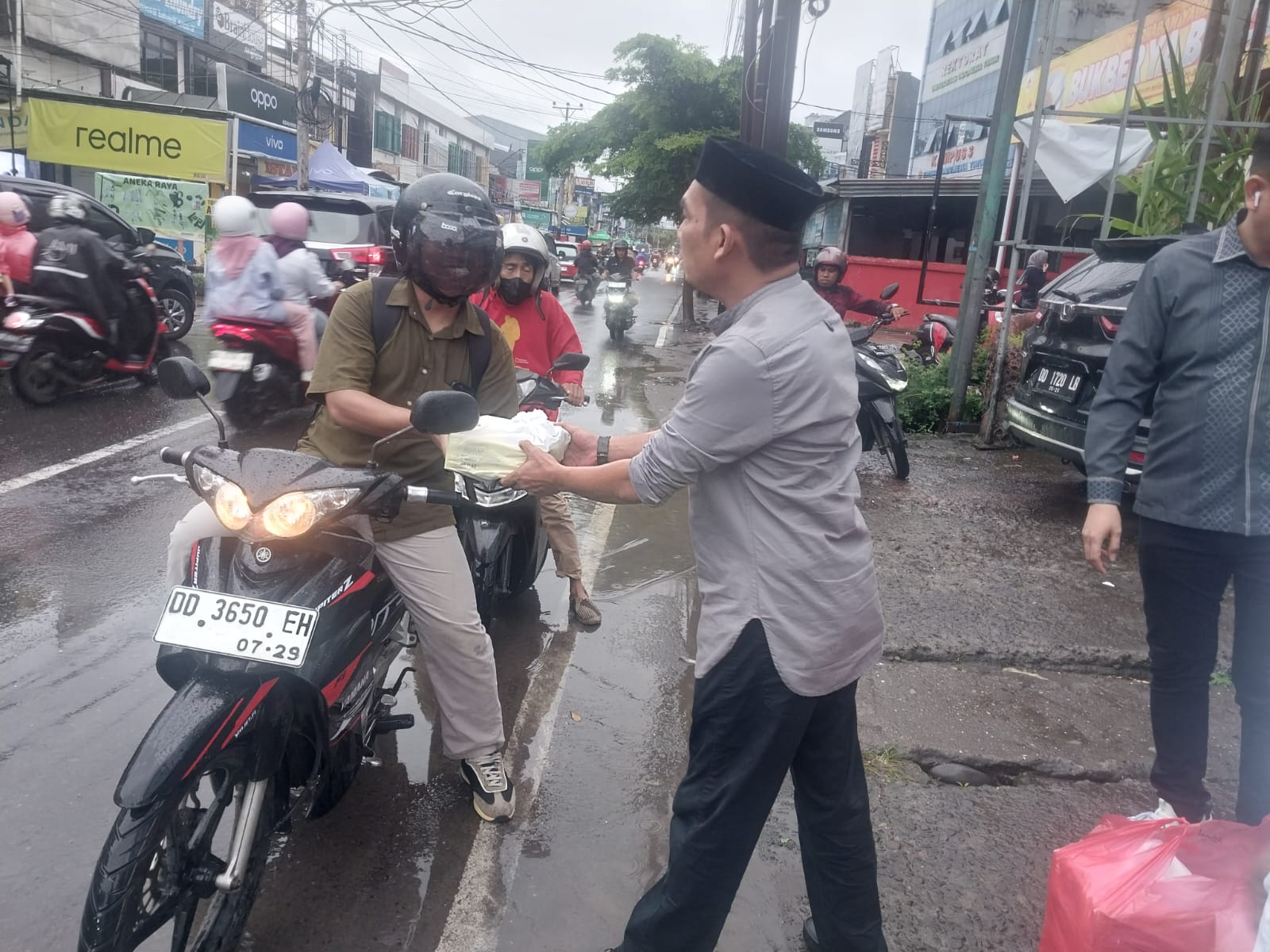 Universitas Indonesia Timur Makassar Berbagi Takjil