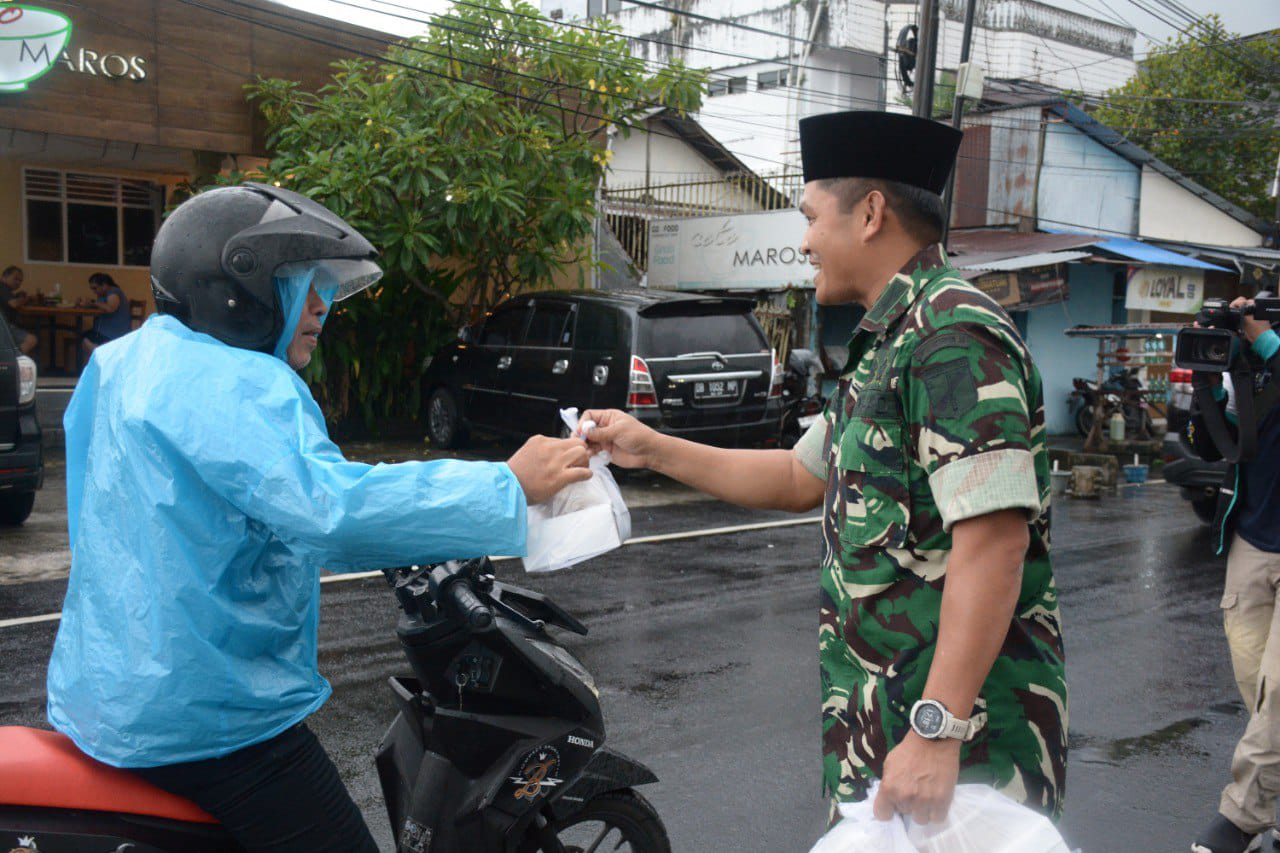 Kodam XIII/Merdeka Gelar Aksi Simpatik, Bagikan Takjil kepada Warga