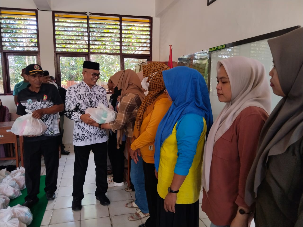 PGRI Cabang Marioriwawo Soppeng Serahkan Ratusan Paket Lebaran Bagi Guru Non ASN