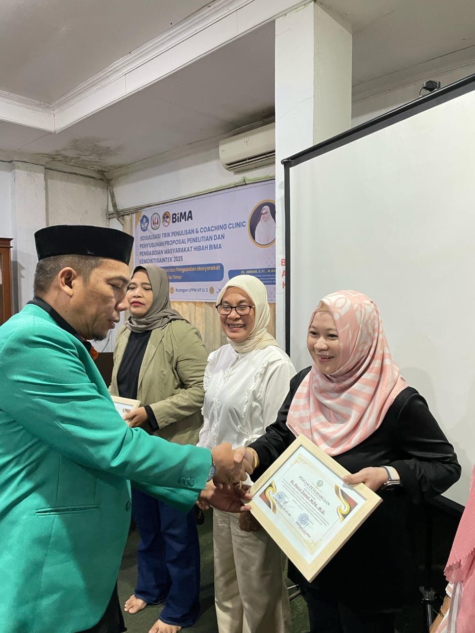 Rektor UIT Berikan Penghargaan bagi Dosen peneliti sekeligus Membuka Kegiatan Sosialisasi Coaching Clinic Hibah BIMA KEMDIKTISAINTEK 2025 Lingkup UIT