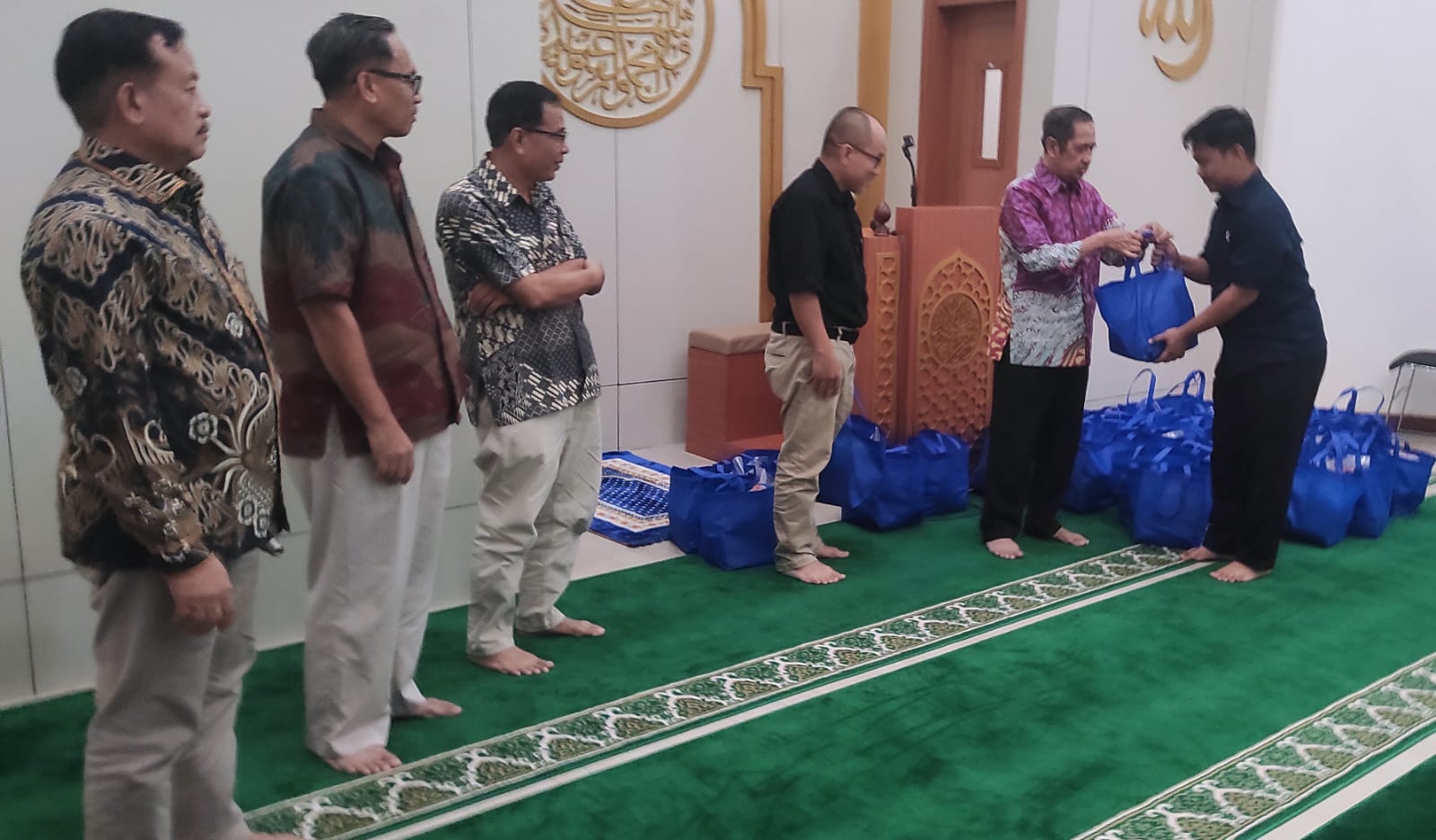 Direktur UT Makassar Tutup Kegiatan Amaliah Ramadan, Bagikan Bingkisan Hari Raya Idulfitri