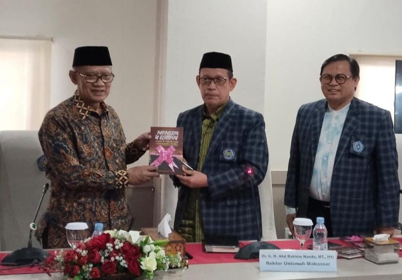 Rektor Unismuh Makassar Serahkan Buku Pappaseng ri Elongpugi Karya Prof Andis Kepada Prof Dr Haedar Nashir