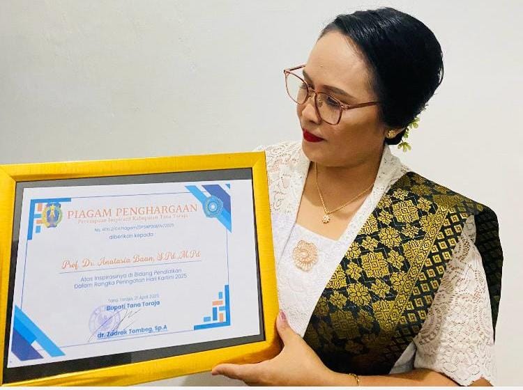 Dekan Sekolah Pascasarjana UKI Toraja Prof Dr Anastasia Baan Terima Piagam Penghargaan Perempuan Inspiratif dari Bupati Tana Toraja