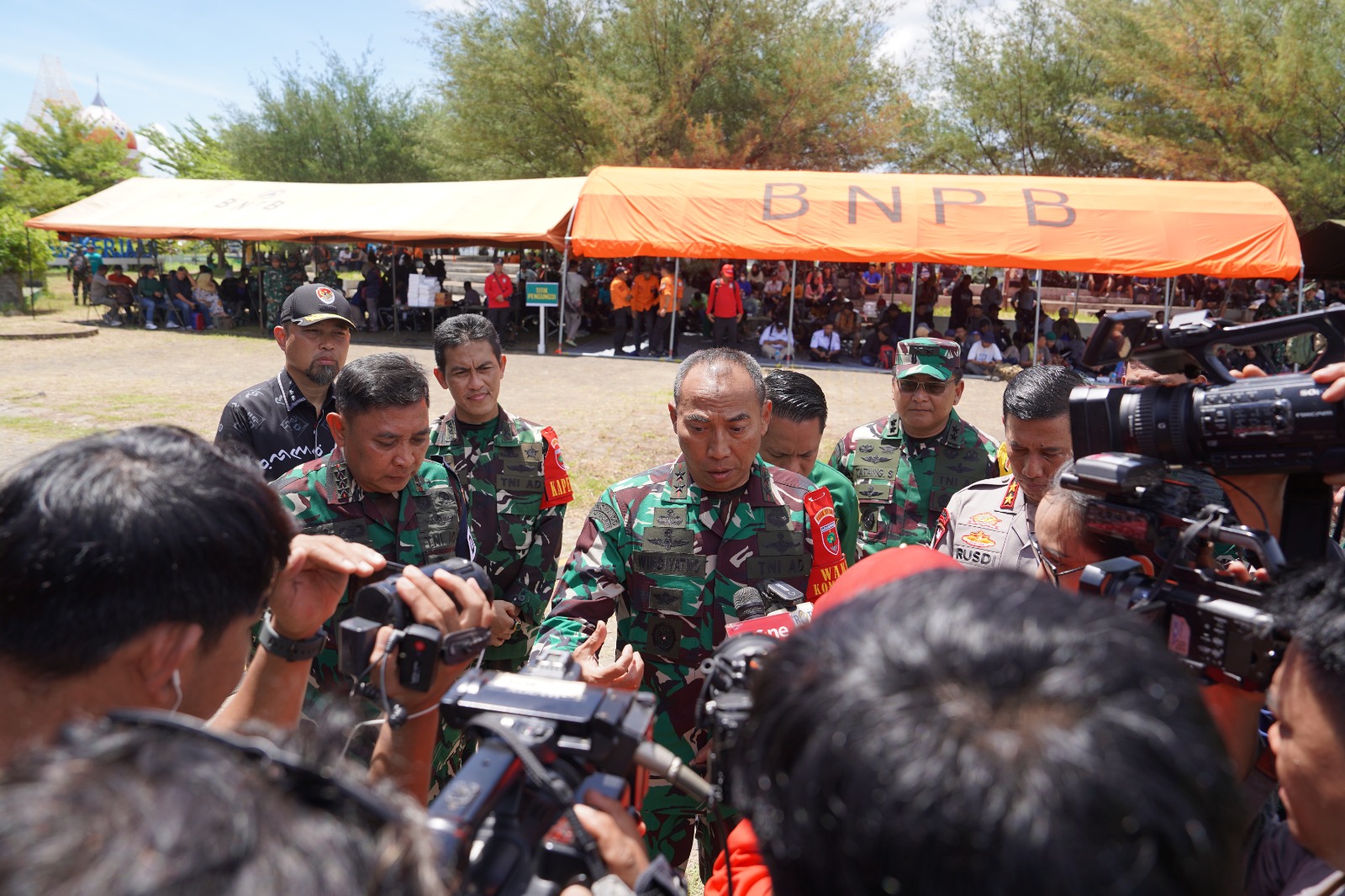 Banjir Sulsel, TNI Kerahkan Alutsista Evakuasi Korban