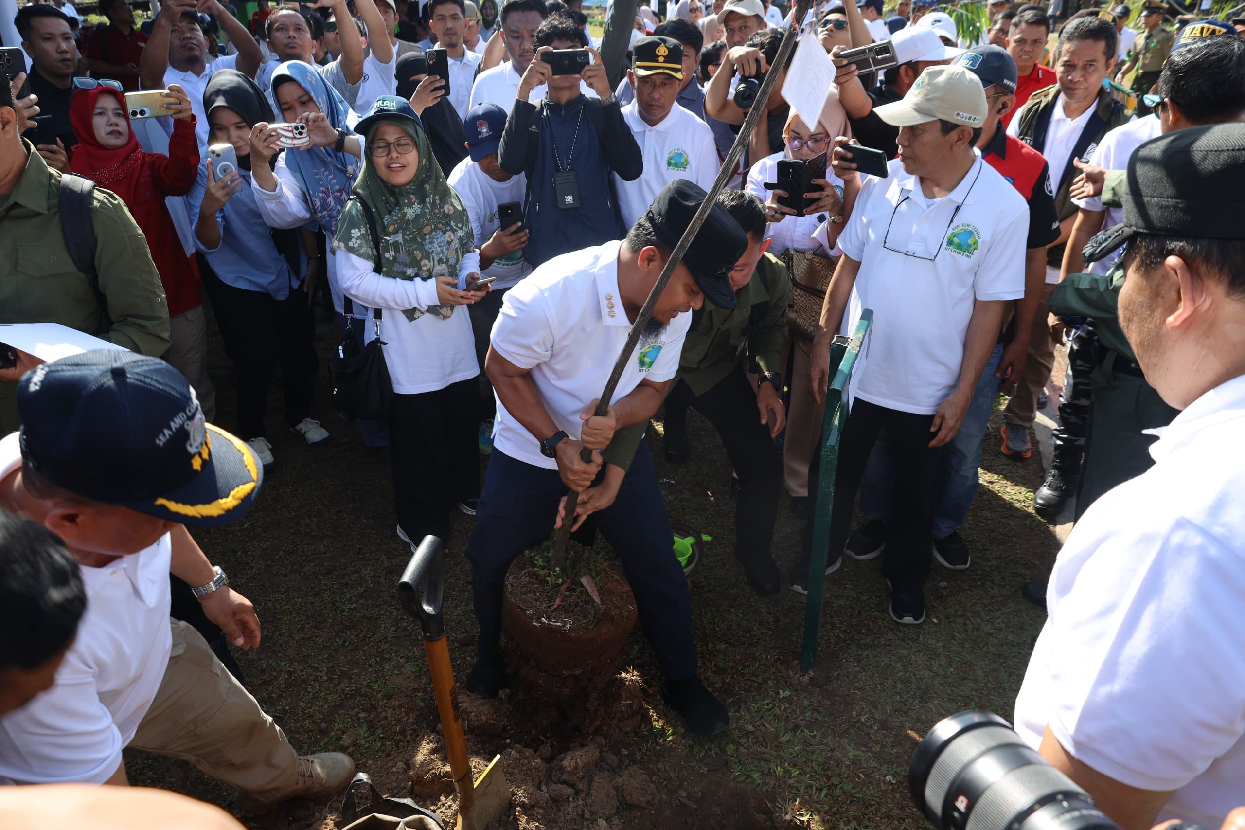 Kasdam XIV/Hasanuddin Bersama Forkopimda Sulsel Tanam Pohon di Hari Bumi 2025