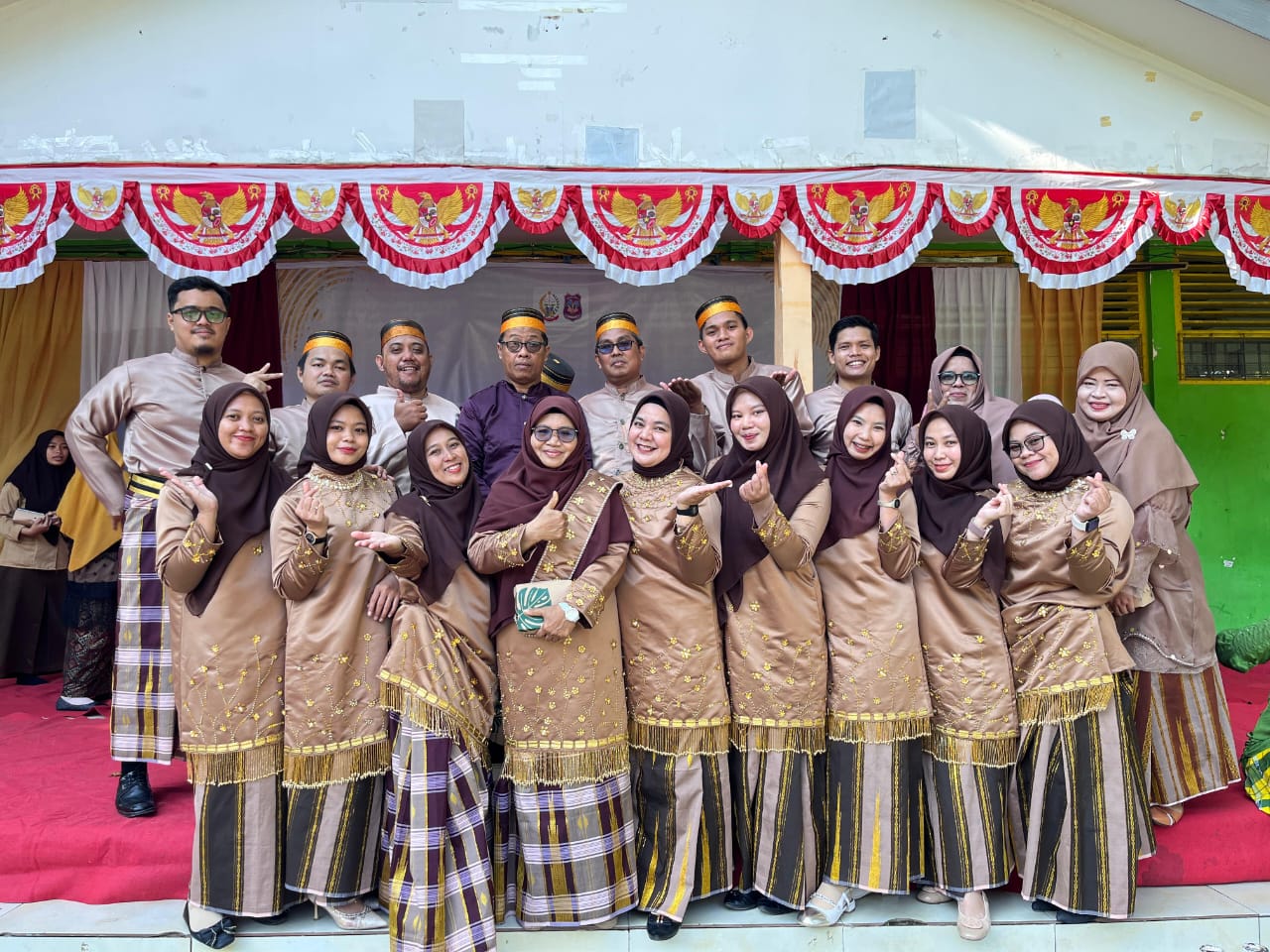 Baju Adat Sebagai Simbol Budaya dan Kebanggaan di Hardiknas
