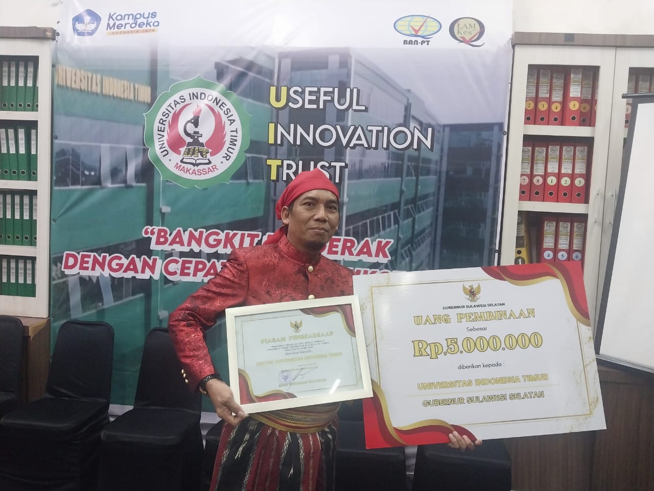 Rektor UIT Makassar Terima Penghargaan dari Gubernur Sulsel