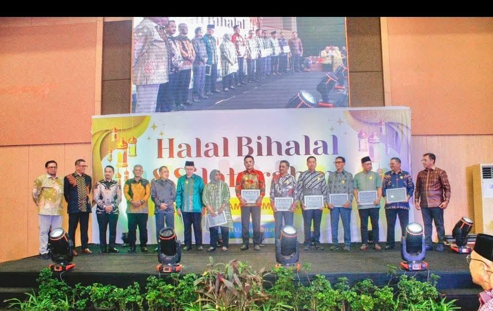 Sekjen KEMAWA Prof Dr Andhies Serahkan Buku Karyanya Pappaseng ri Elompugi pada Tokoh Asal Wajo di Acara Halal Bihalal dan Silaturrahim