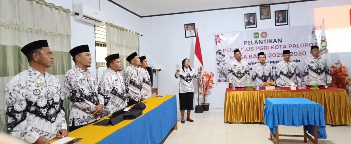 Drs. Basman, SH MM Melantik Ketua-Ketua Bidang PGRI Kota Palopo, Ini Namanya