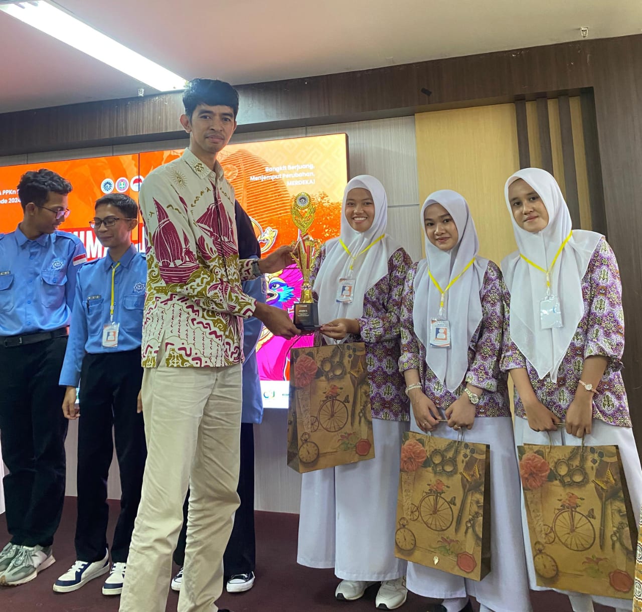 Tim SMADA Enrekang Masuk Final Debat PKn di Universitas Negeri Makassar