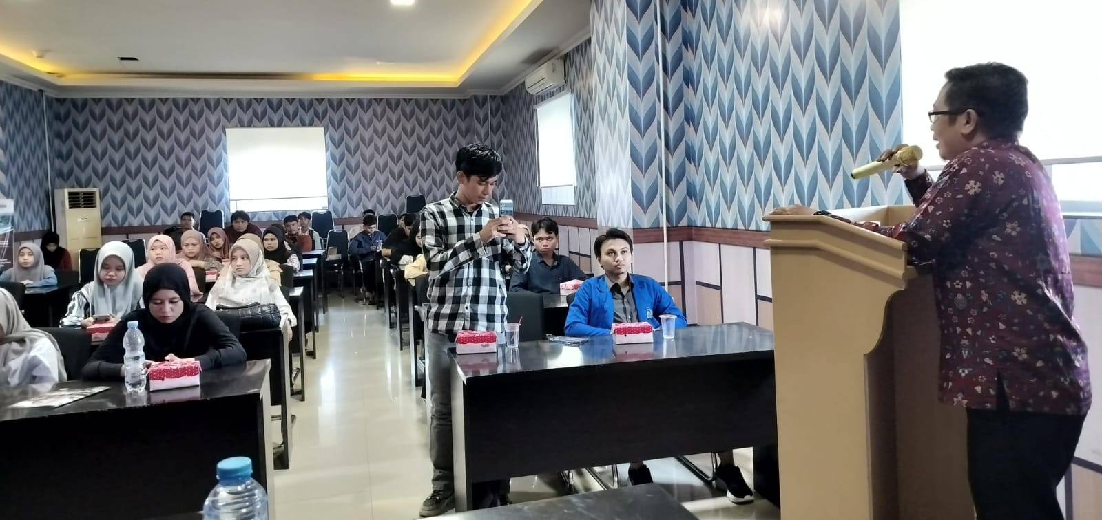 Peneliti BRIN Nara Sumber Lokakarya Kepenulisan di Prodi Ilmu Komunikasi Unismuh Makassar