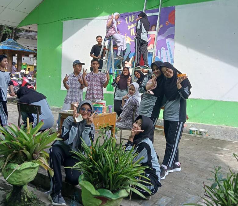 Antusiasme dan Semangat Siswa Buat Poster dan Mural