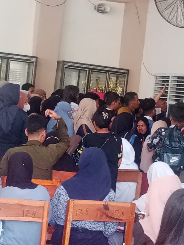 WARGA UTARA RESAH, SMA 4 WAJIB TAMBAH ROMBEL – Diserbu tamatan SMP 4 kecamatan –