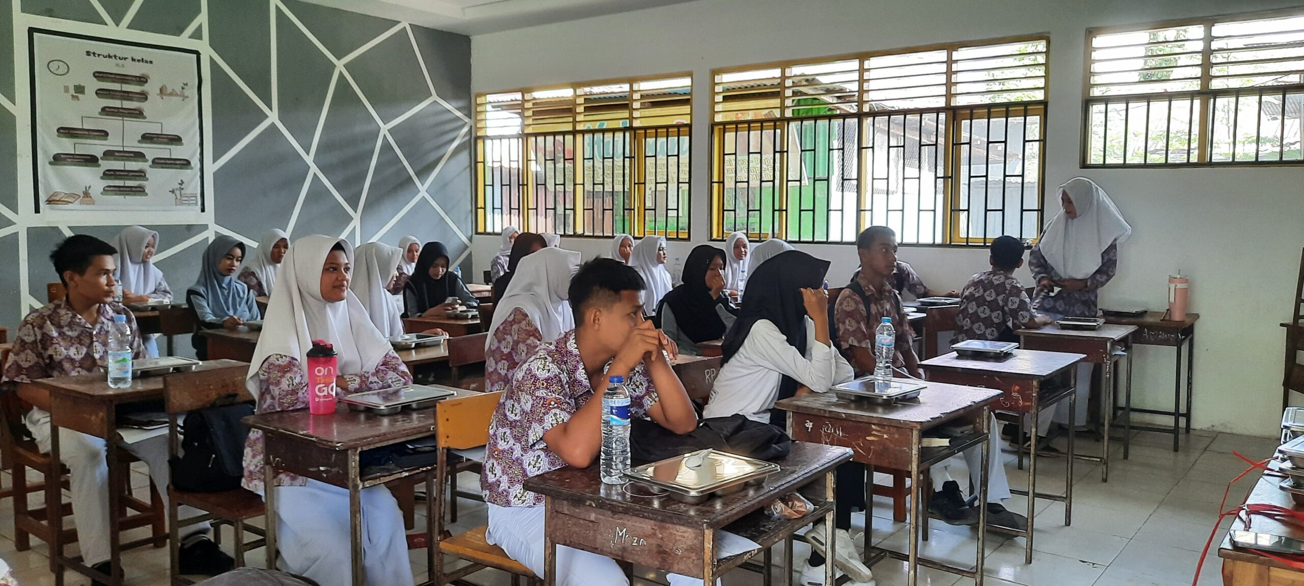Siswa Antusias dan Senang Nikmati Pembagian Makan Bergizi Gratis (MBG)