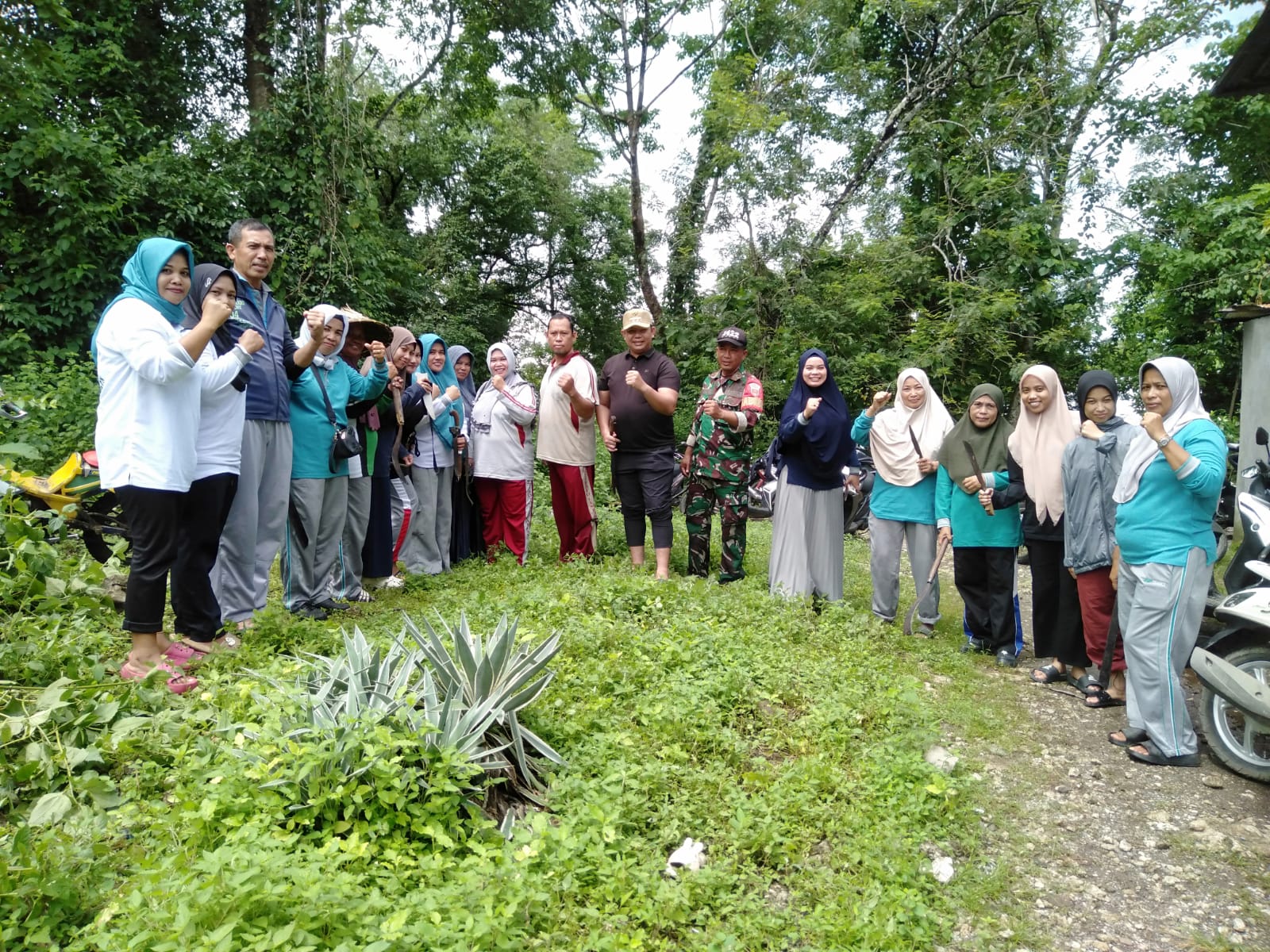 Camat Bontoa Manfaatkan Akhir Pekan untuk Kerja Bakti Bersama Warga, Gandeng DLH Kabupaten Dukung Aksi Perubahan Mangkasaki