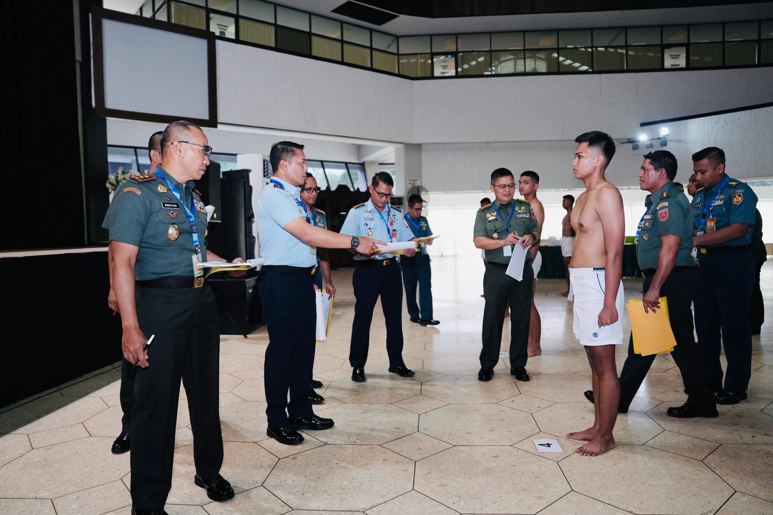 Pangdam XIV/Hsn Pimpin Sidang Parade Penerimaan Calon Taruna Akademi TNI Tahun Anggaran 2025 Panselinda Makassar