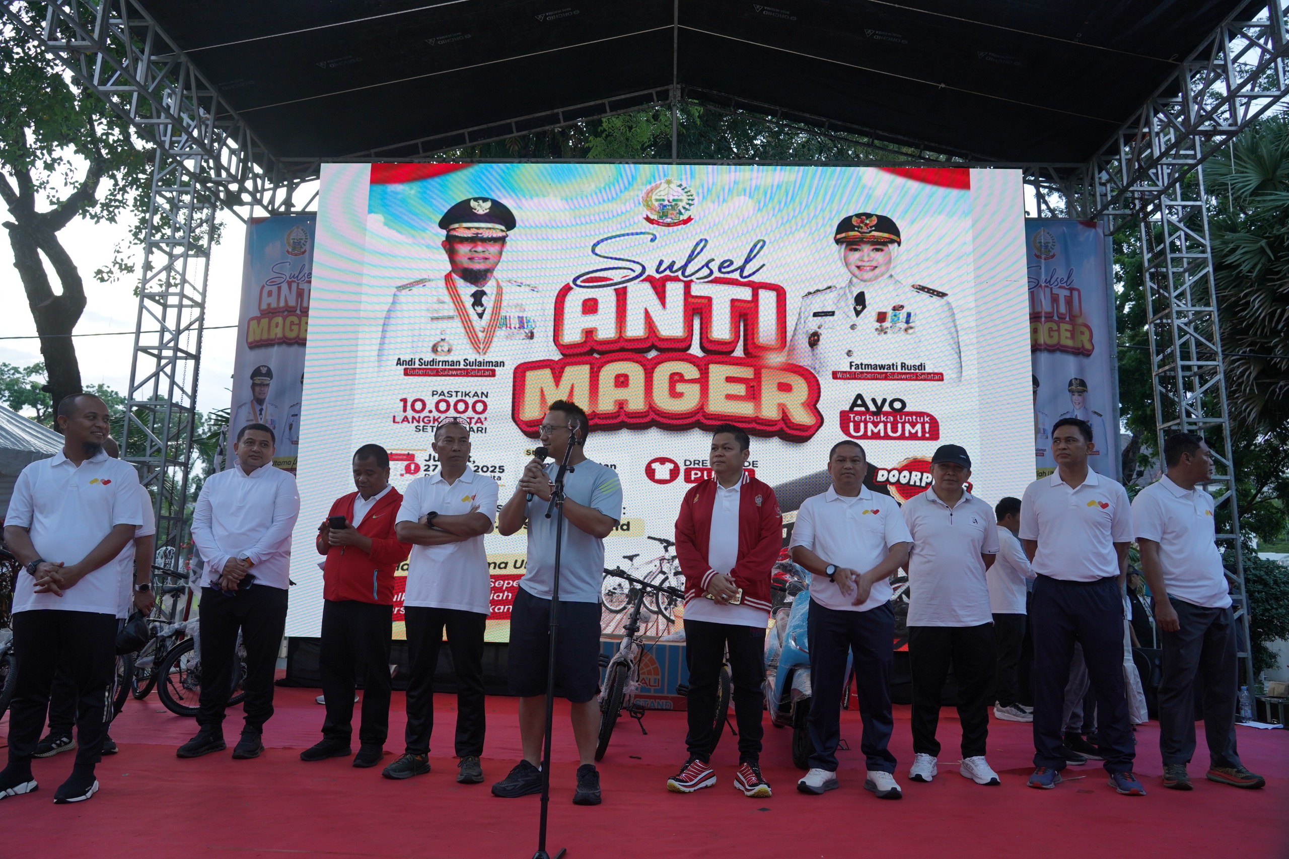 Pangdam XIV/Hsn Ikuti Jalan Santai Sulsel Anti Mager Bersama Forkompinda Sulsel dan Masyarakat Kota Makassar