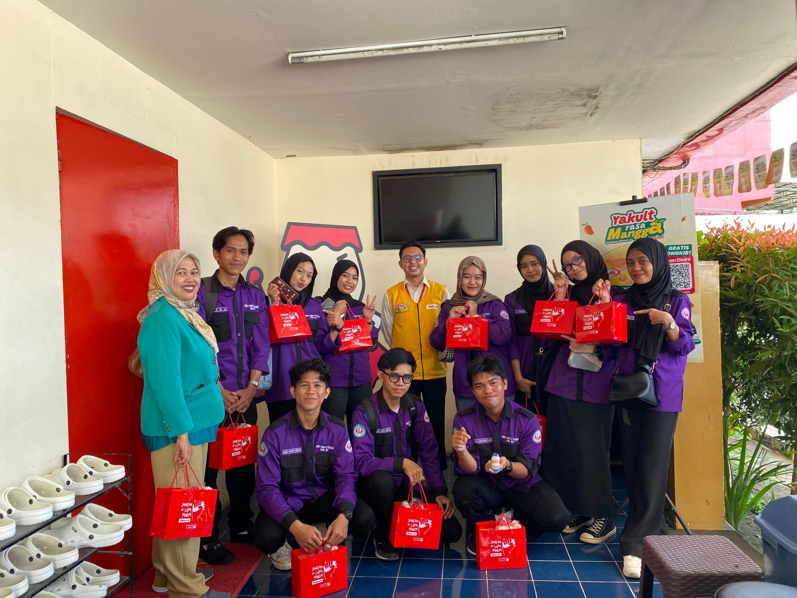 Hima Prodi S1 Kesmas FKM UIT Adakan Kunjungan Industri ke PT Yakult Indonesia Persada Makassar