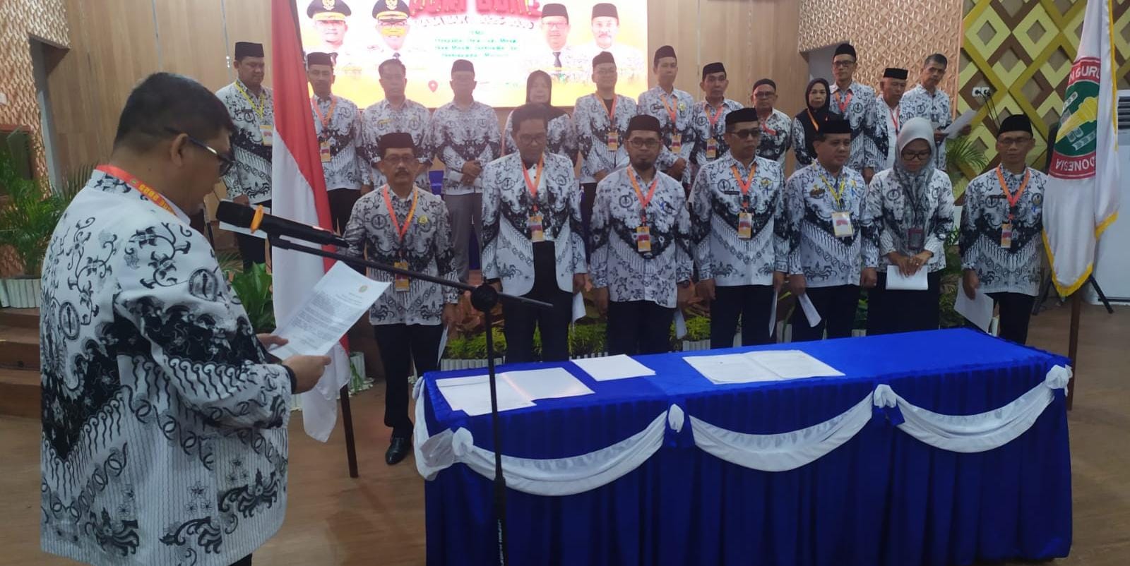 Prof Dr Hasnawi Haris Melantik Pengurus Baru PGRI PGRI Bone Masa Bakti 2025, Ini Nama-Namanya