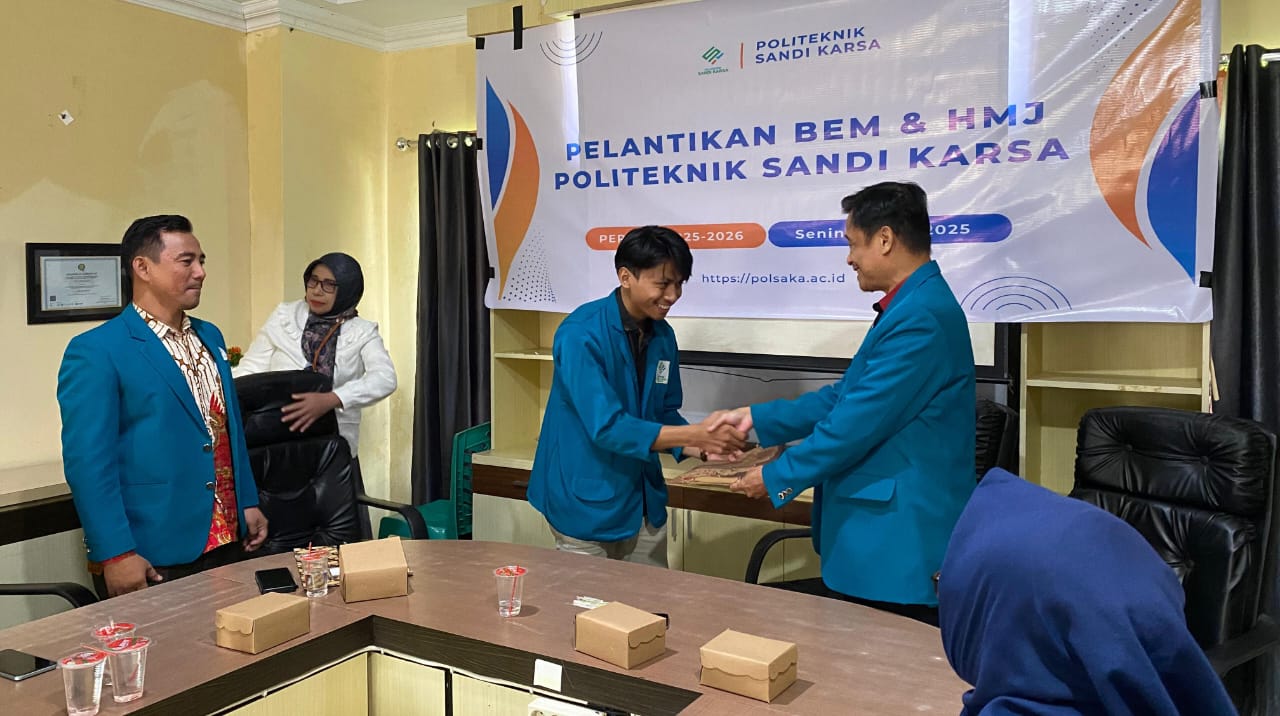 Hamdani Dilantik Jadi Presiden BEM oleh Direktur Politeknik Sandi Karsa Dr. Trimaya Cahya Mulat