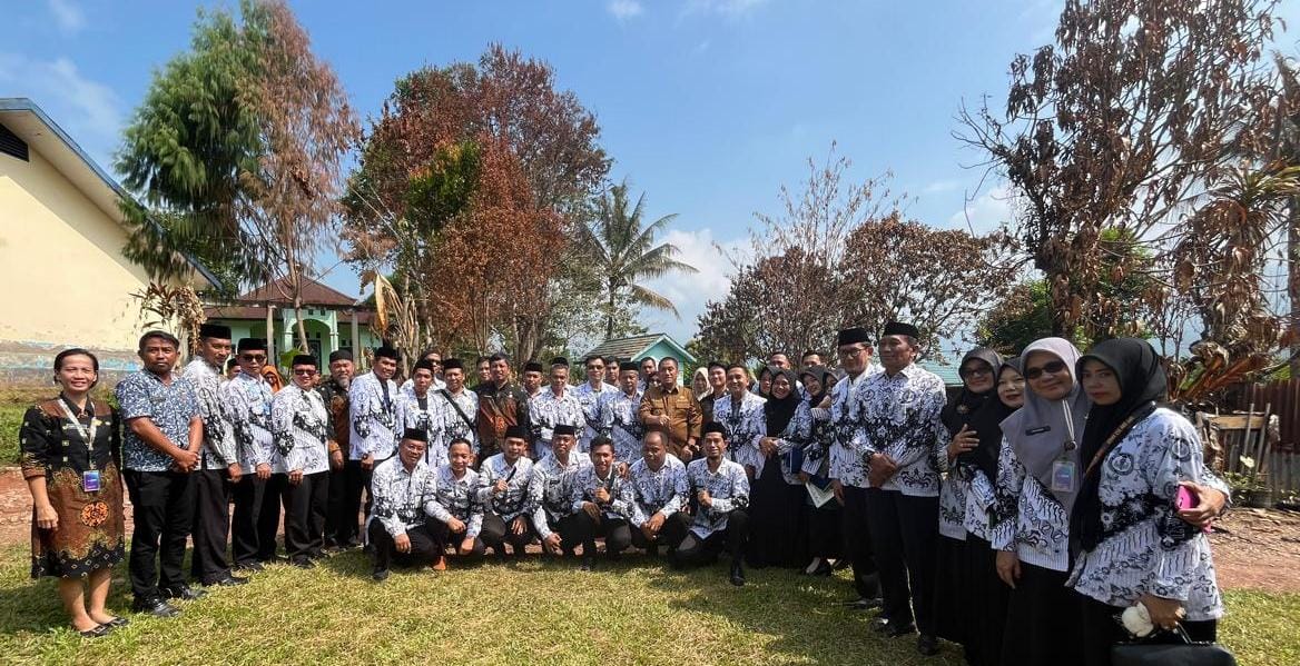 Ketua PGRI Lutim H.Sunarto Dampingi Bupati H.Irwan Bachri Syam Kunjungi Korban Musibah Kebakaran Rumah Dinas SMP Negeri 1 Wasponda