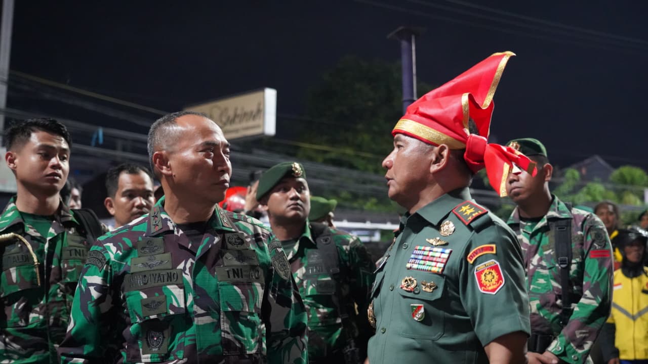 TNI Hadir Dengan Hati : Redam Aksi massa, Ciptakan Situasi Kondusif di Makassar