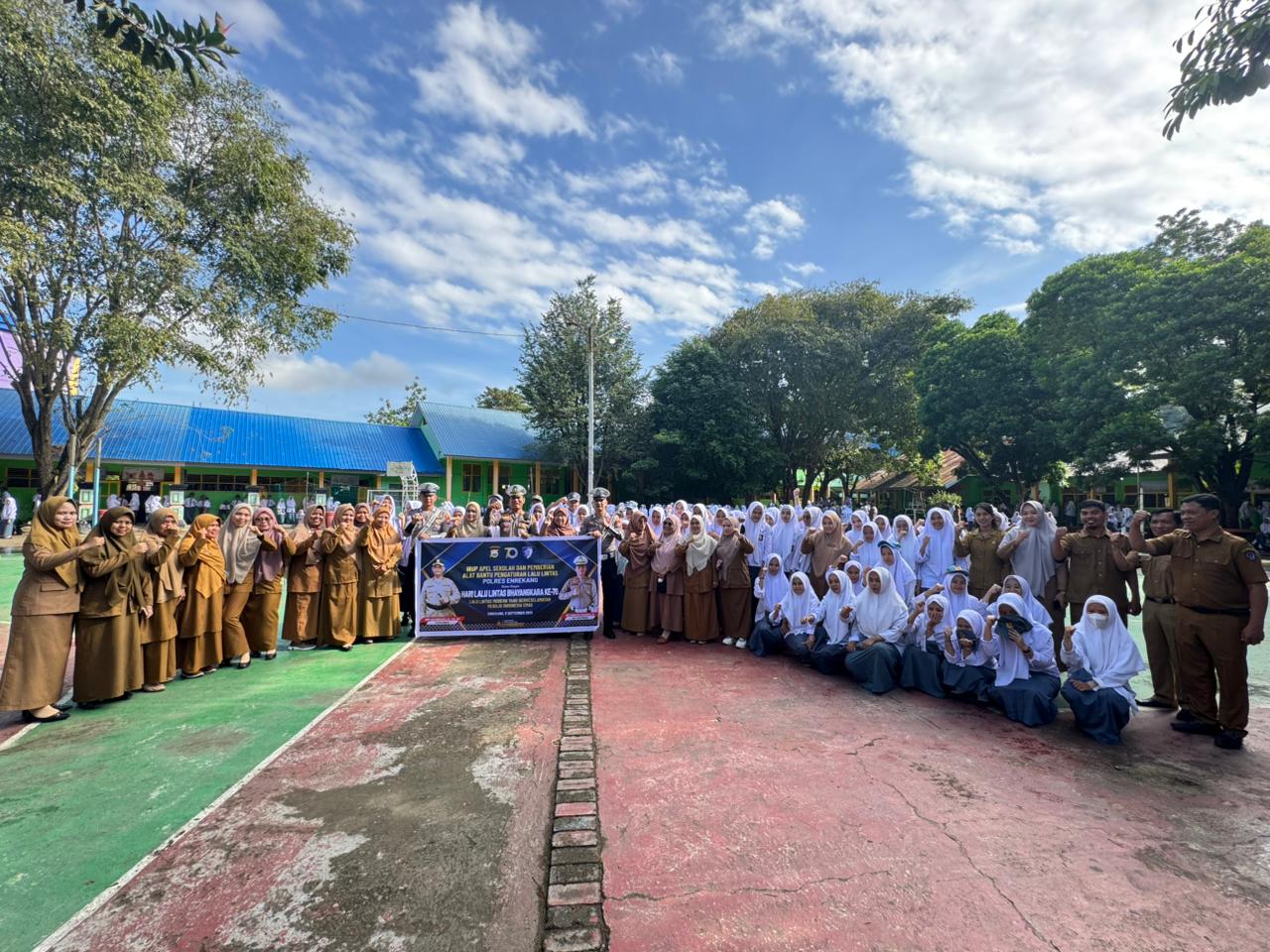 Kasatlantas Polres Enrekang selaku Inspektur Upacara di SMA Negeri 2 Enrekang