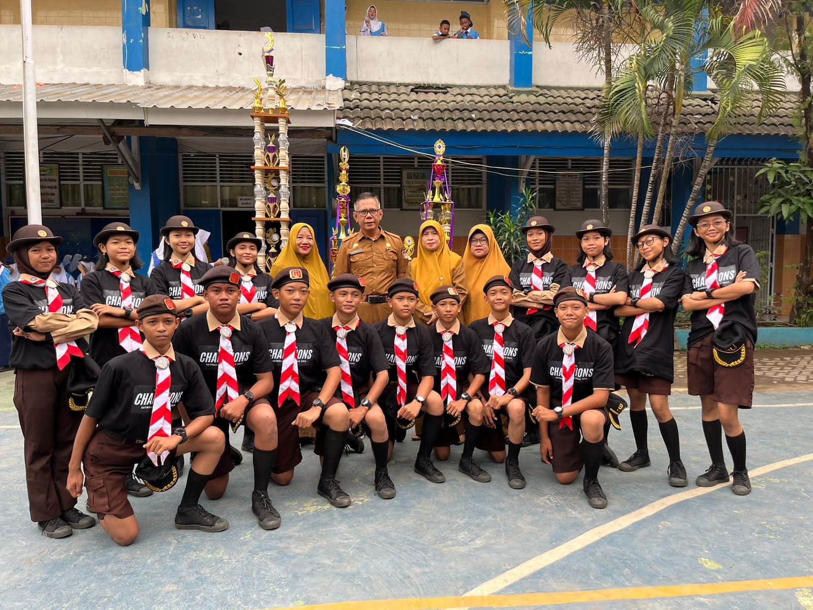SMPN 7, LAKSANAKAN PENERIMAAN TAMU PASUKAN GUGUS 12011 DAN 12012 DI BENTENG SOMBA OPU