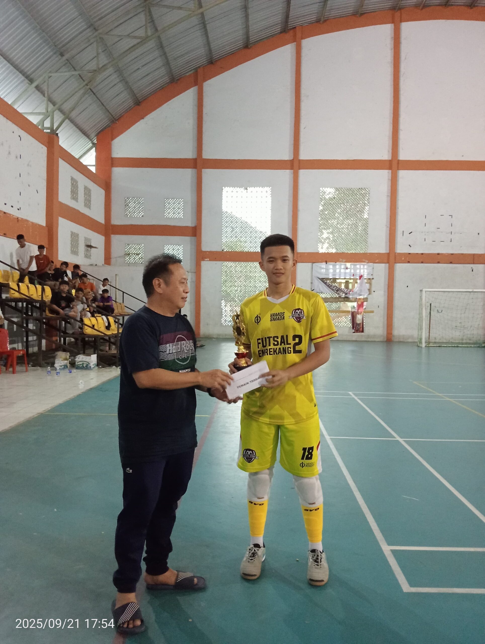 Jhosua Geraldino Pemain Terbaik Turnamen Futsal HALAL Cup I Tahun 2025